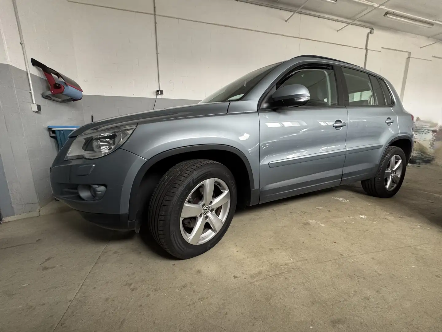 Volkswagen Tiguan Track TÜV 04/27 Allrad , Xenon , Pano .Ahz ! Grau - 2