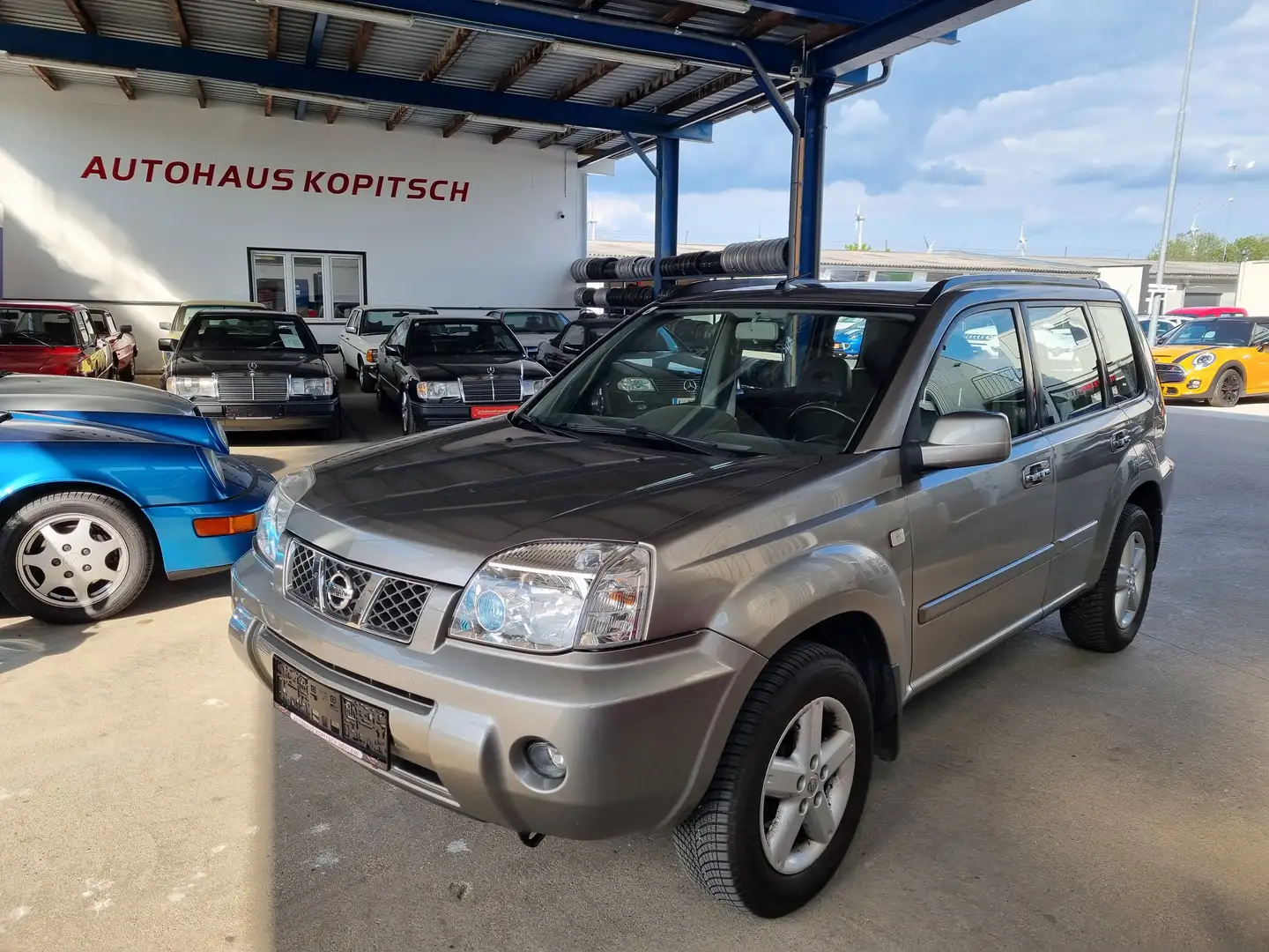 Nissan X-Trail Elegance 2,5 4WD 16V Automatik! Grau - 1