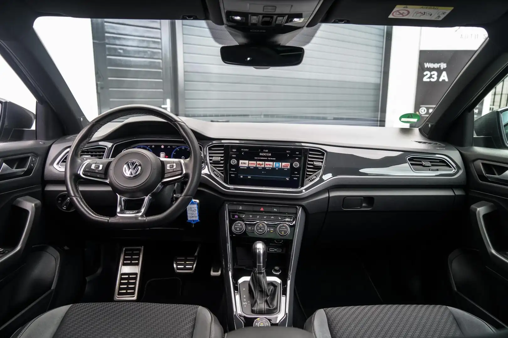 Volkswagen T-Roc 2.0 TSI 4Motion R-Line PANO / TREKHAAK / CAMERA Grijs - 2