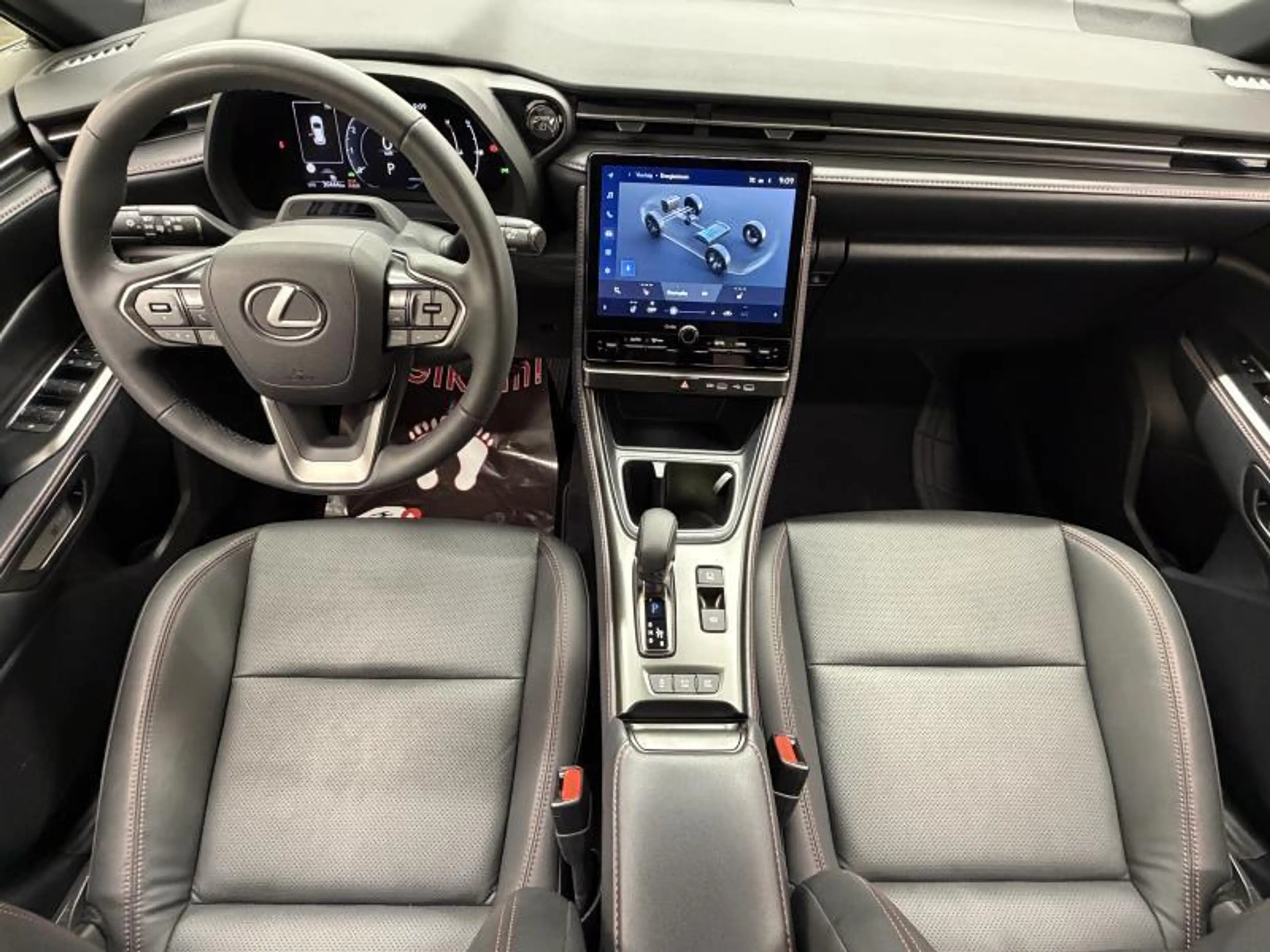 Lexus LBX Emotion — photo 13