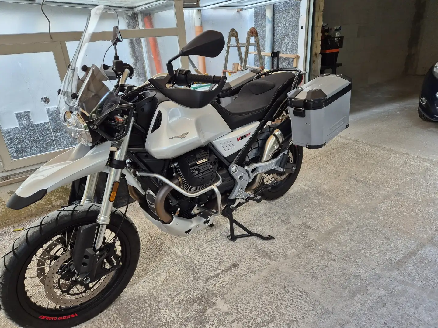 Moto Guzzi V 85 TT Blanc - 1