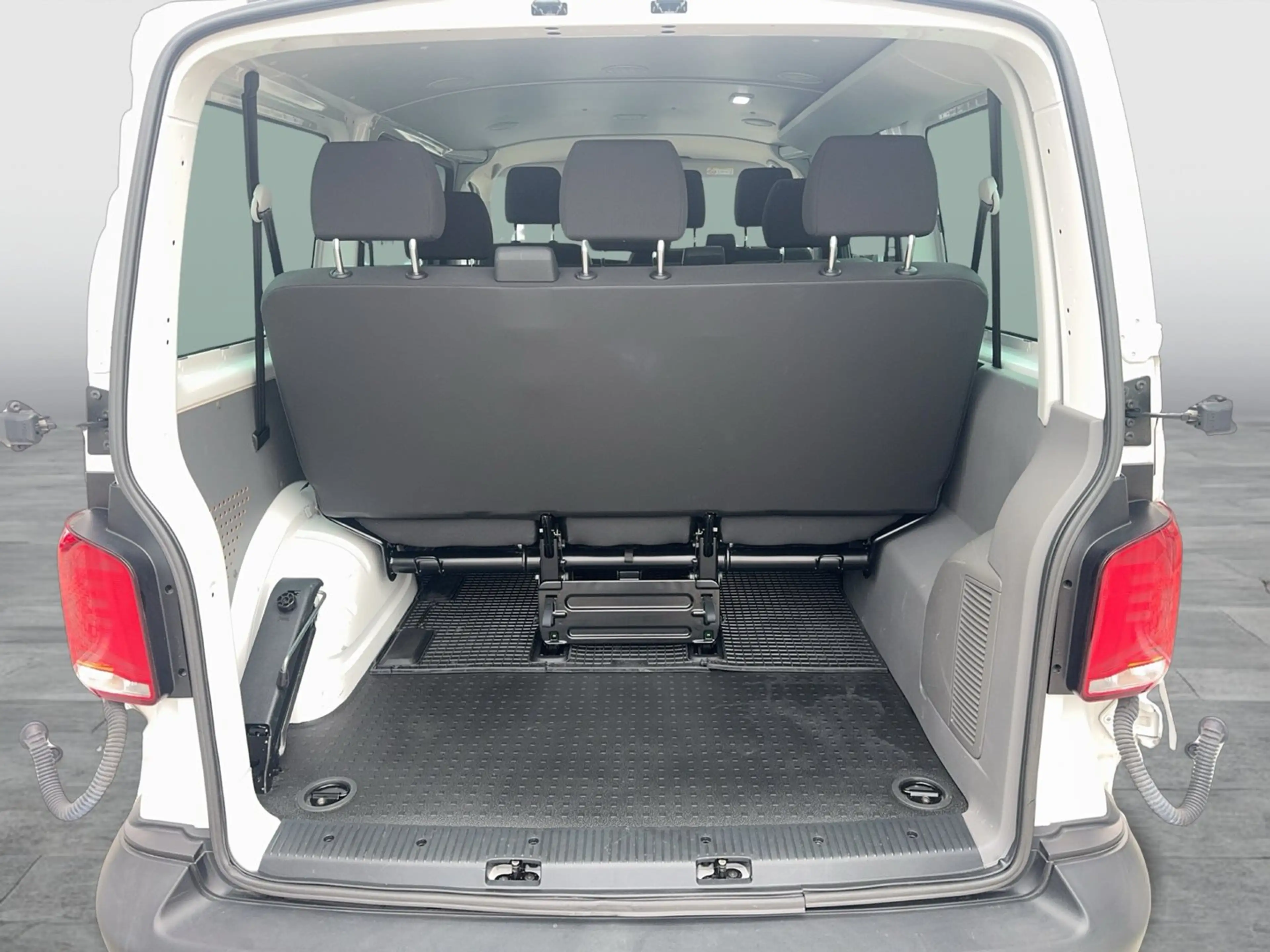 Volkswagen T6.1 Transporter Kombi TDI — photo 15