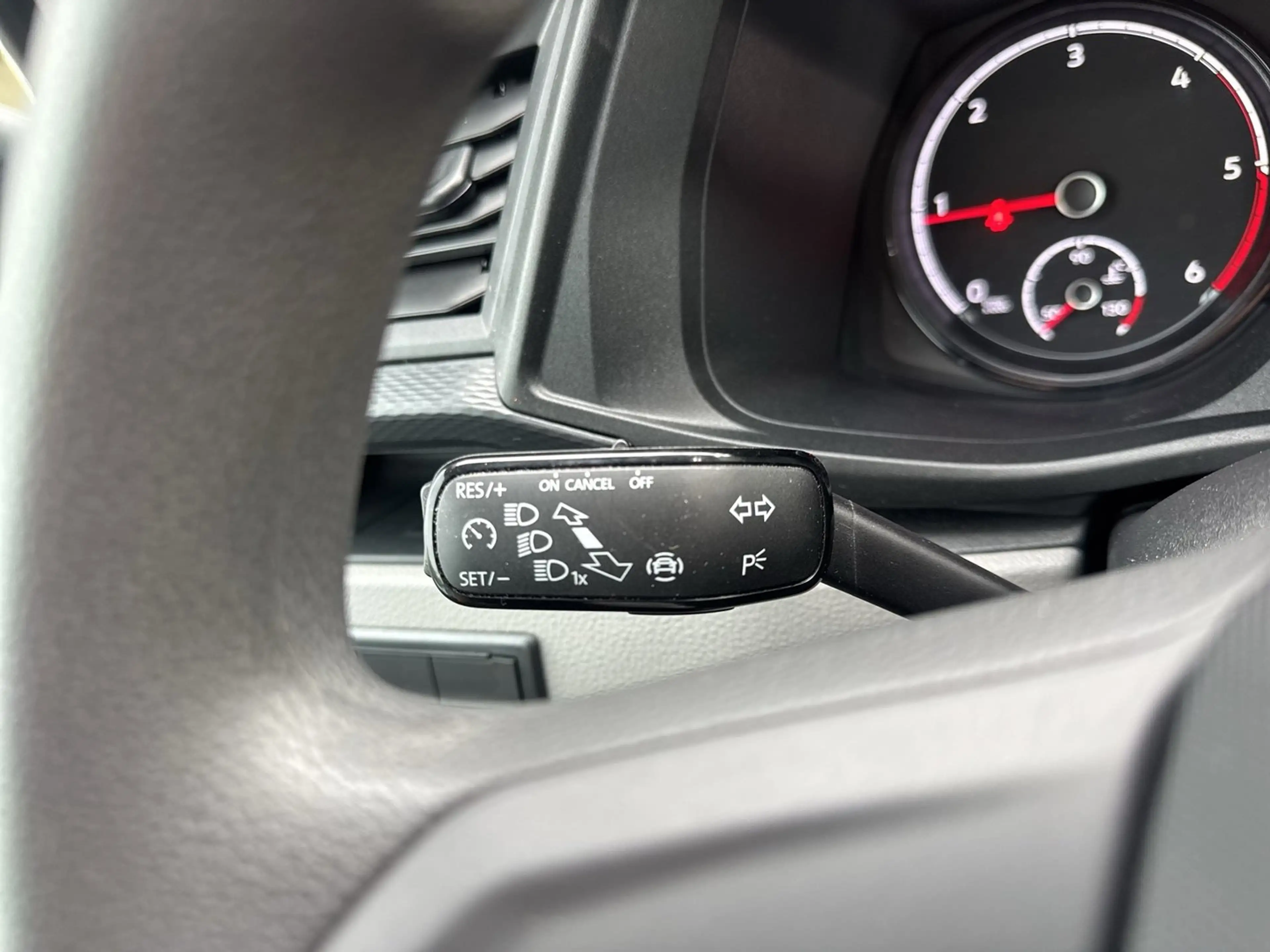 Volkswagen T6.1 Transporter Kombi TDI — photo 9