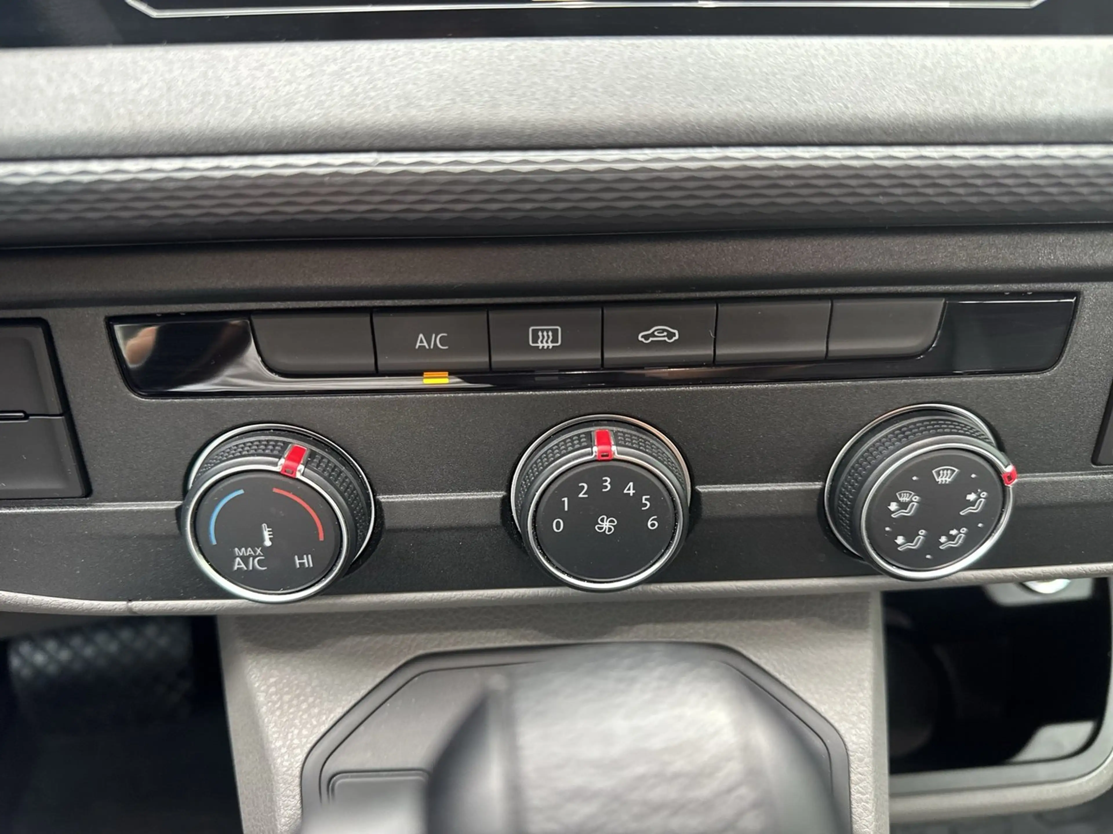 Volkswagen T6.1 Transporter Kombi TDI — photo 14