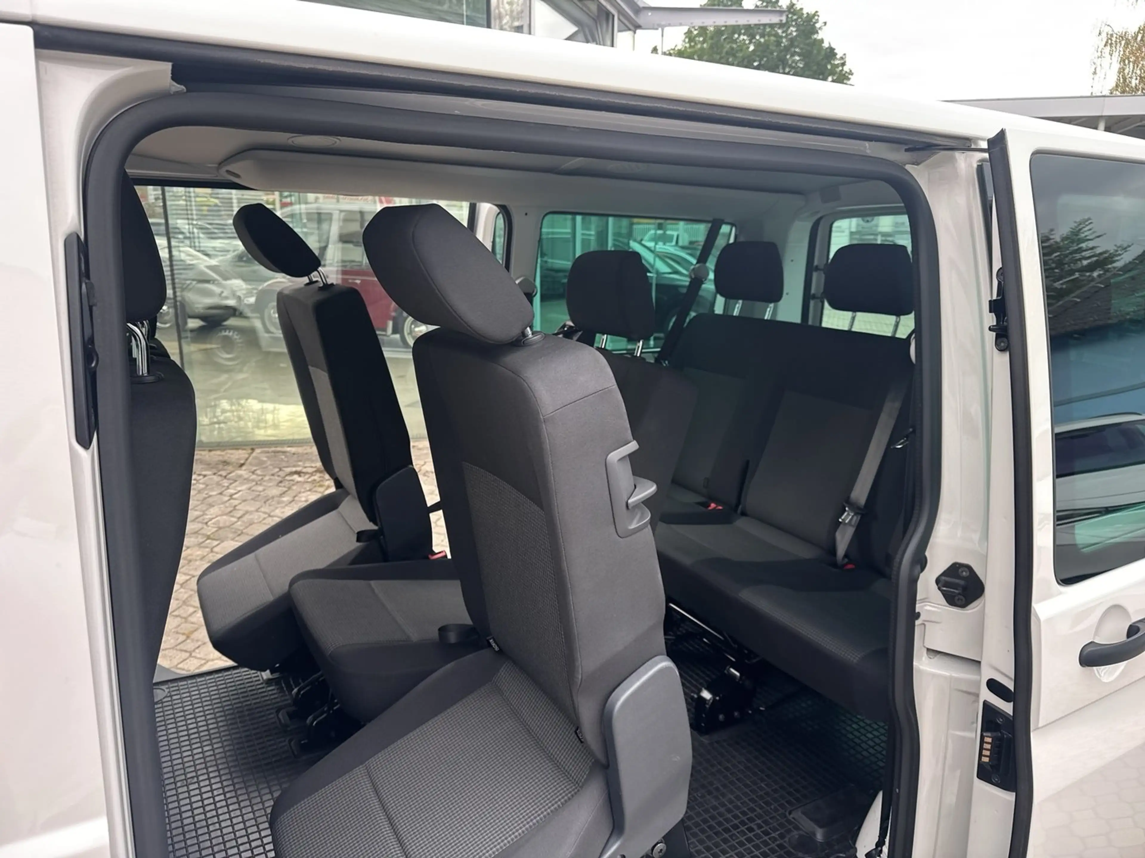 Volkswagen T6.1 Transporter Kombi TDI — photo 12