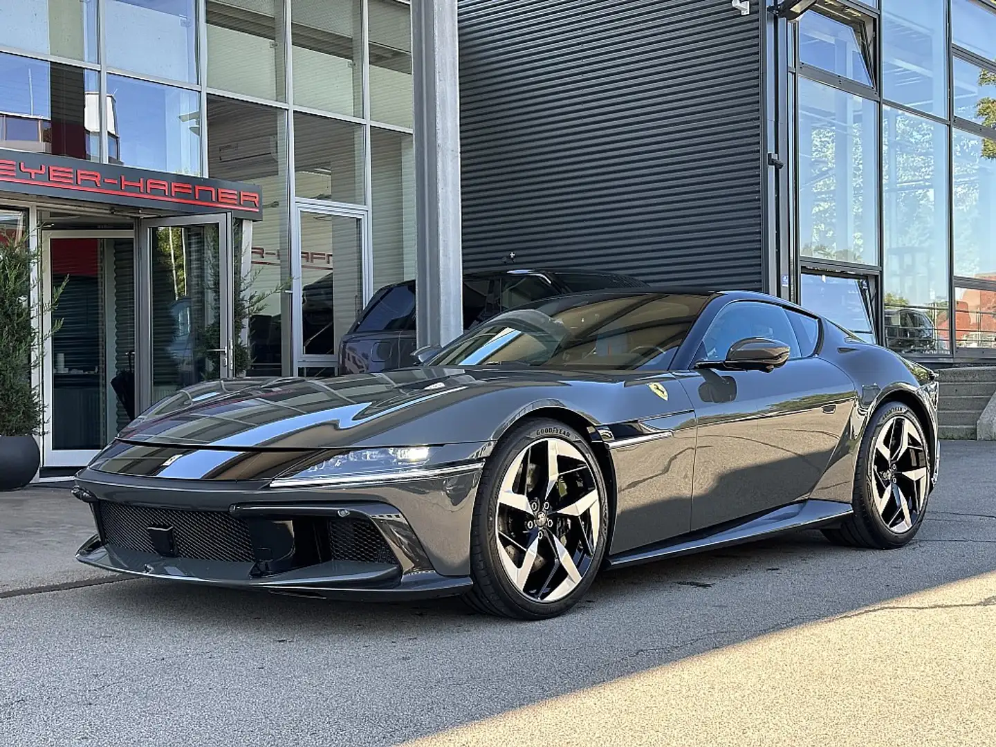 Ferrari 12 Cilindri Berlinetta Grau - 2