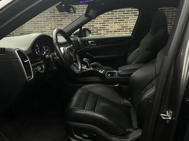 Porsche Cayenne view 3