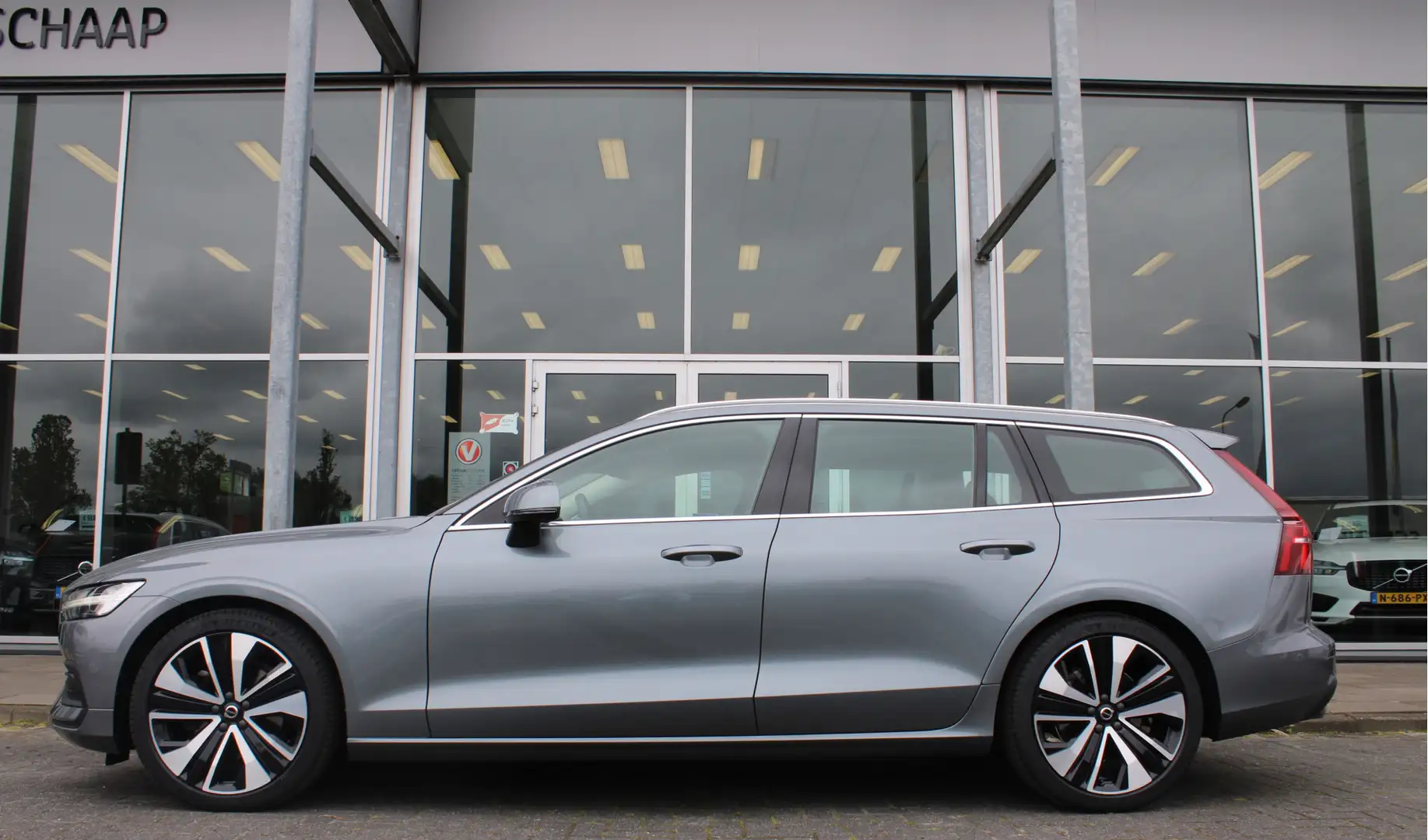 Volvo V60 T4 Automaat Momentum Pro | Verw. Stoelen & stuurwi Grijs - 2