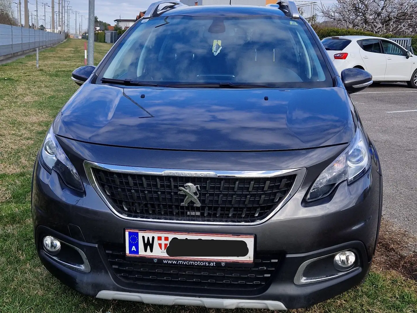 Peugeot 2008 2008 1,5 BlueHDi 120 Allure S Grau - 1