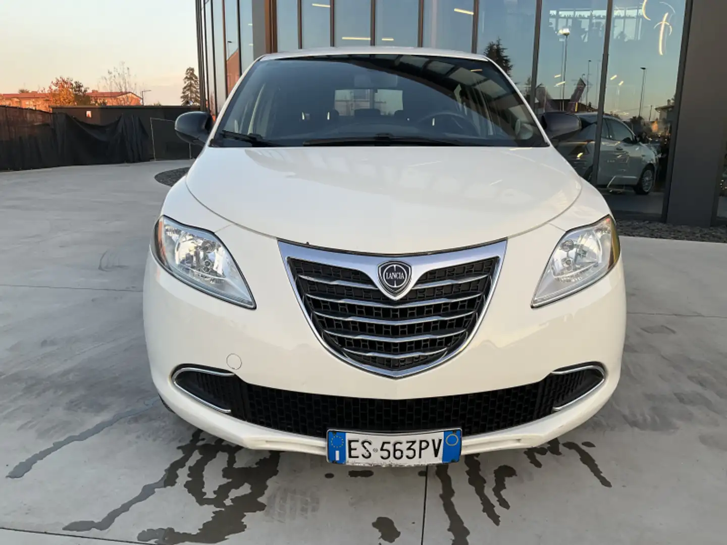 Lancia Ypsilon 1.2 69 CV 5 porte GPL Ecochic Gold Blanc - 2
