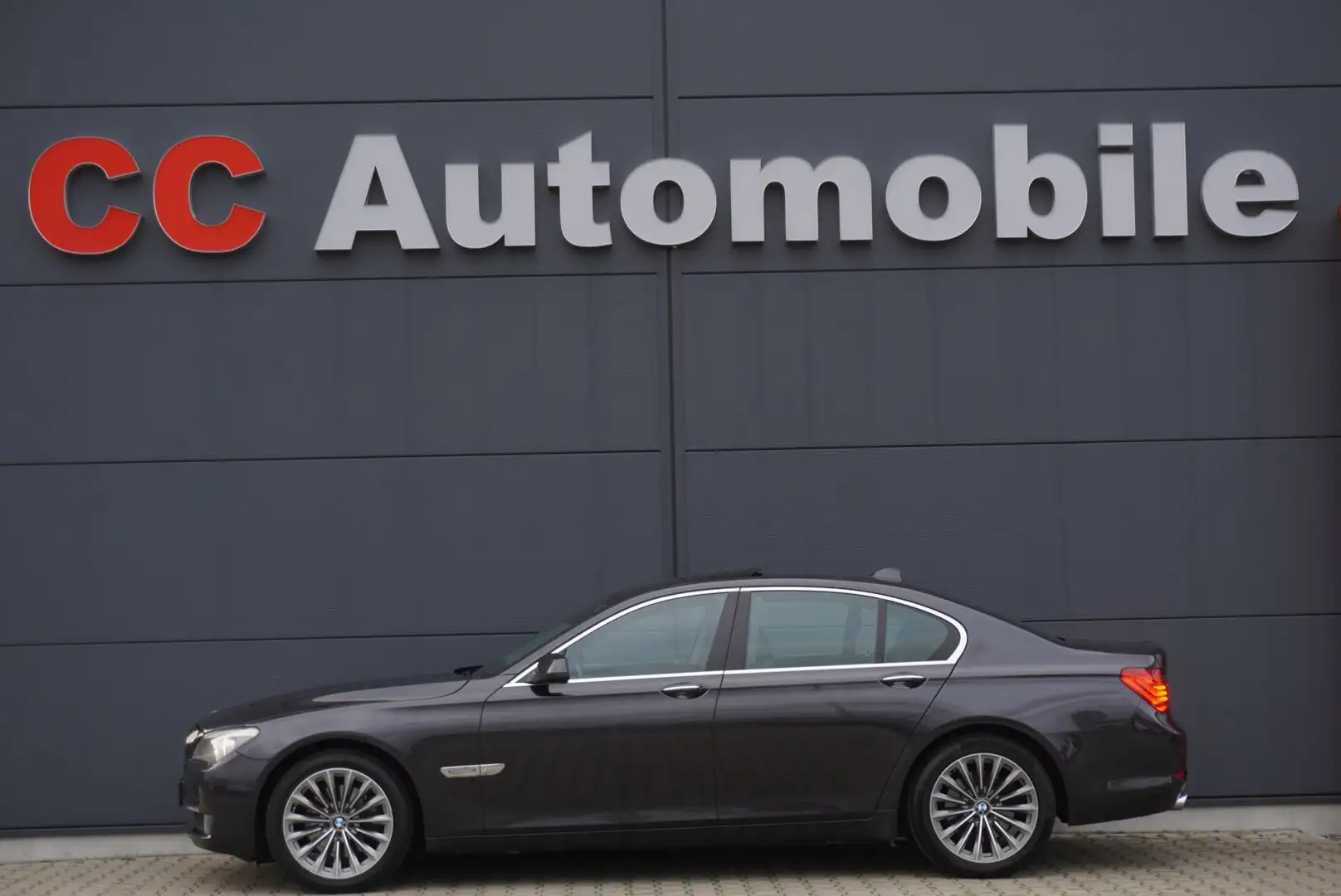 BMW 730 d Innovationspaket+HUD+19Zoll+Kamera+AHK+ Grau - 1