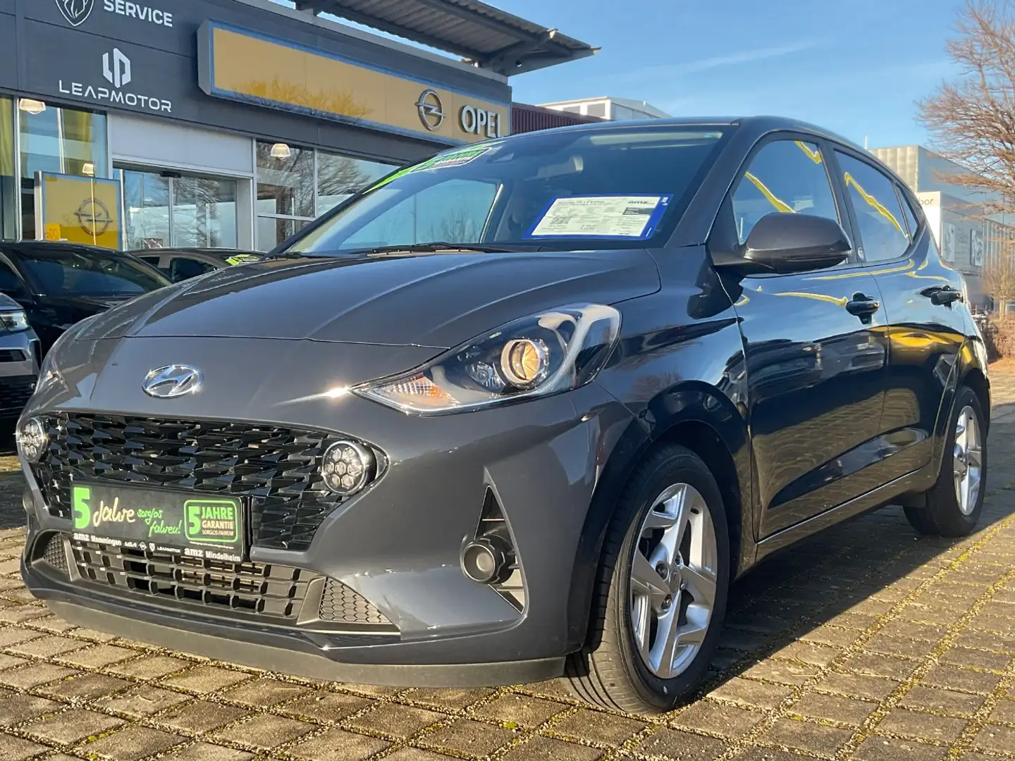 Hyundai i10 1.0 Edition 30 SHZ+Fernlichtass.+LM+DynLicht Grau - 2