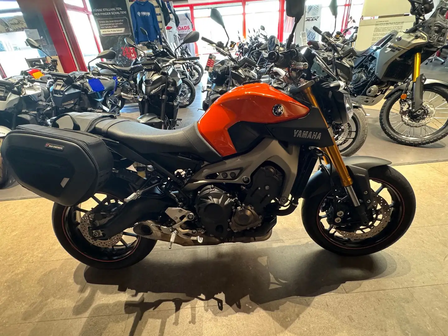 Yamaha MT-09 mit Softbags , wenig km Oranje - 2