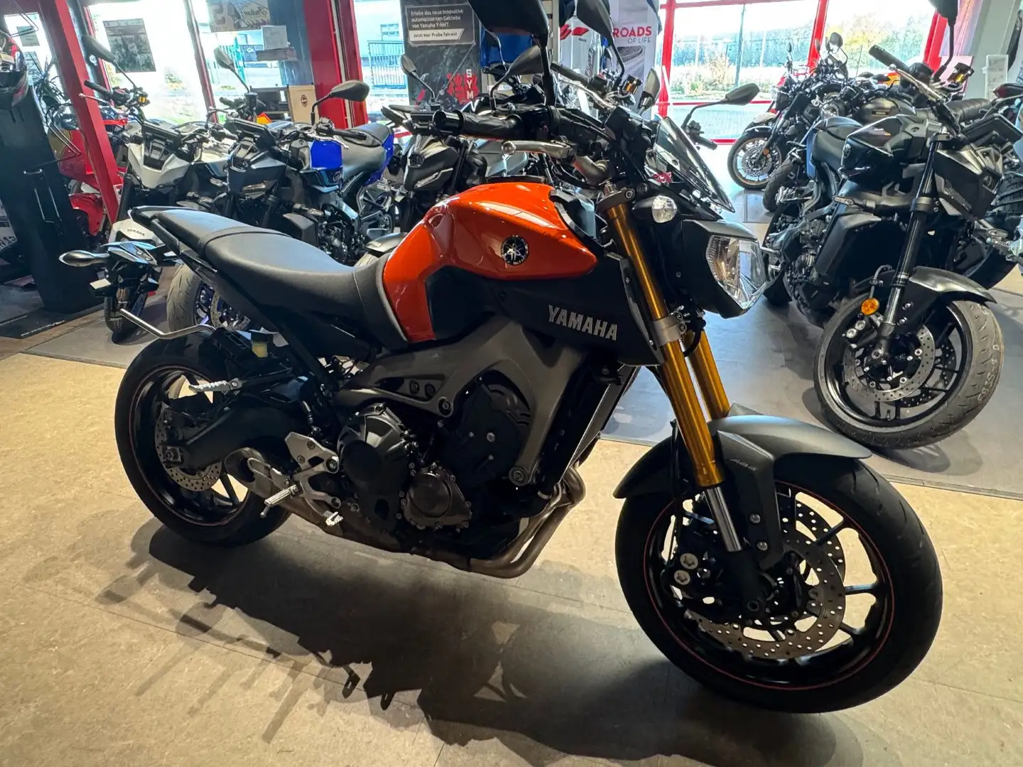 Yamaha MT-09 mit Softbags , wenig km Oranje - 1
