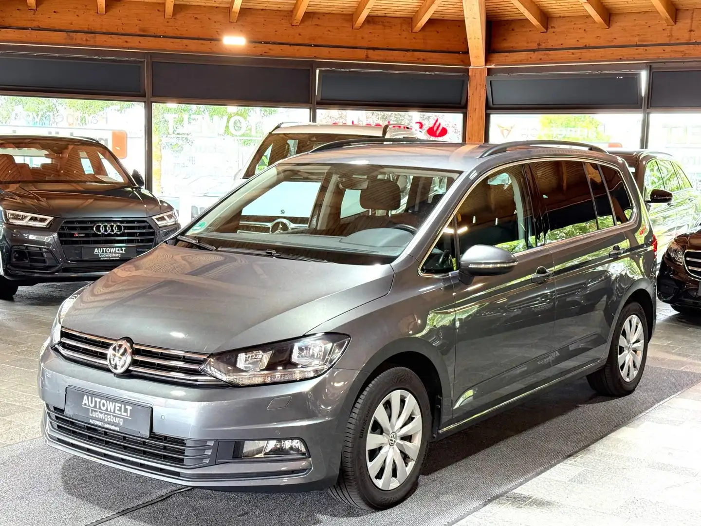 Volkswagen Touran Comfortline 2.0 TDI DSG 7-Sitzer Gris - 1