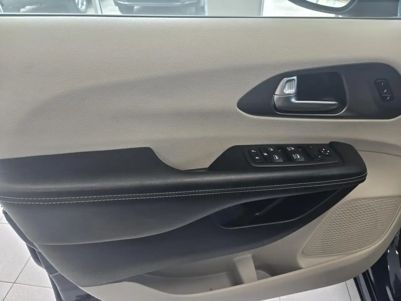Chrysler Pacifica снимка Chrysler Pacifica