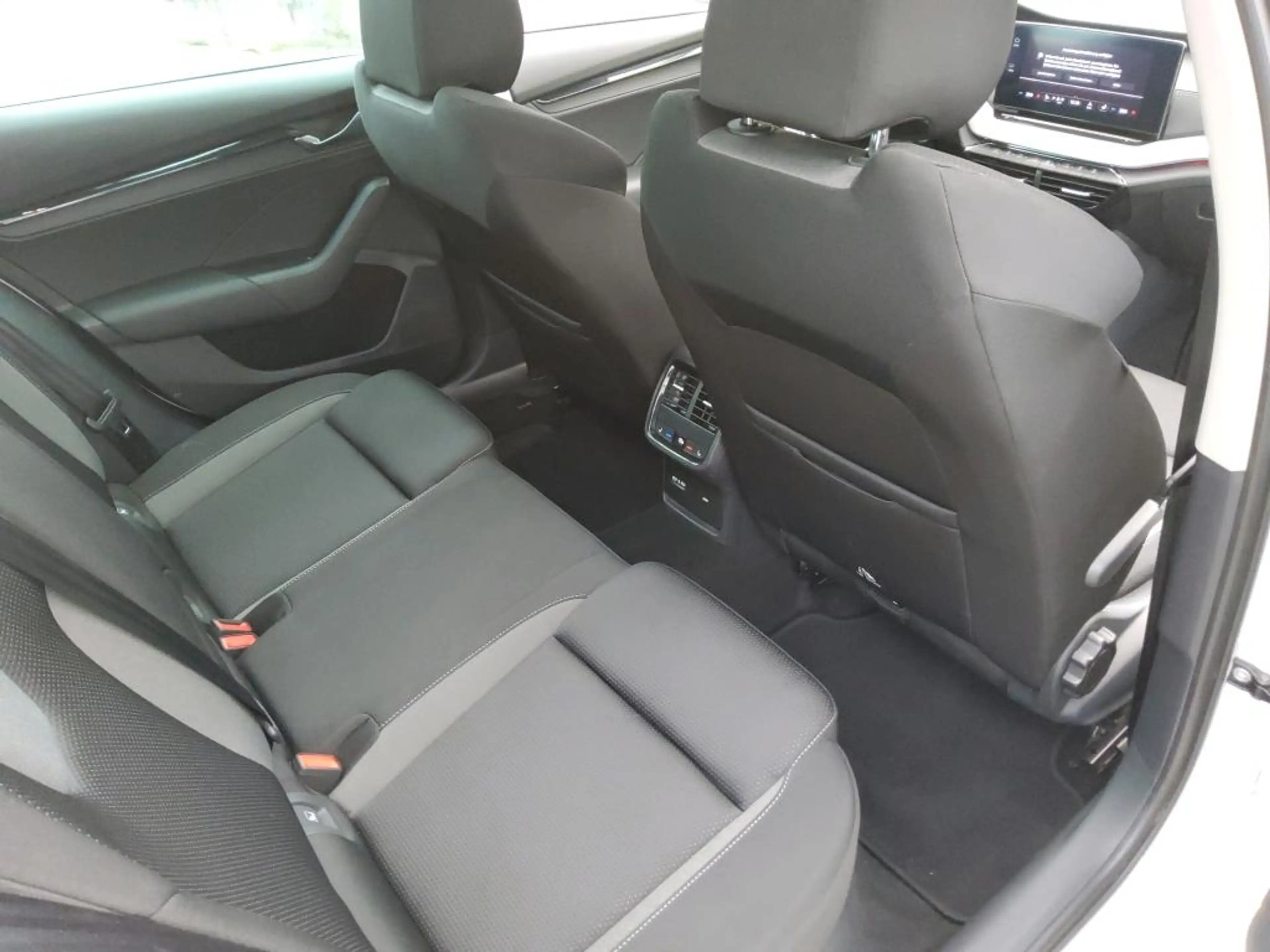 Skoda Octavia Combi 2.0 TDI DSG TOUR +AHK +LED +ACC +NAVI +SMAR — photo 9