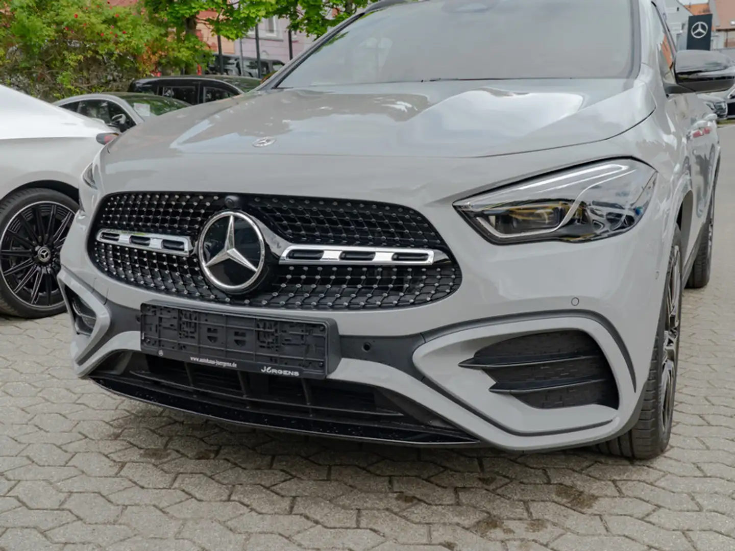 Mercedes-Benz GLA 220 d 4M AMG-Sport/MLB/Pano/AHK/Night/Distr Grau - 2
