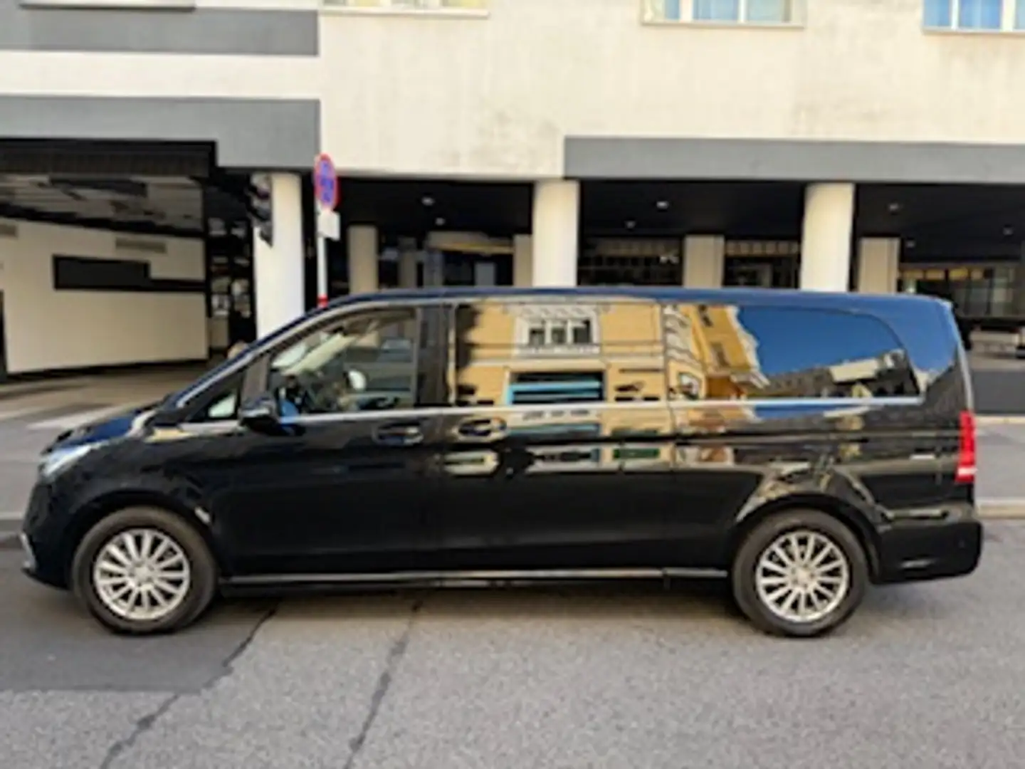 Mercedes-Benz EQV 300 EQV 300 Kombi extralang 100kWh Schwarz - 2