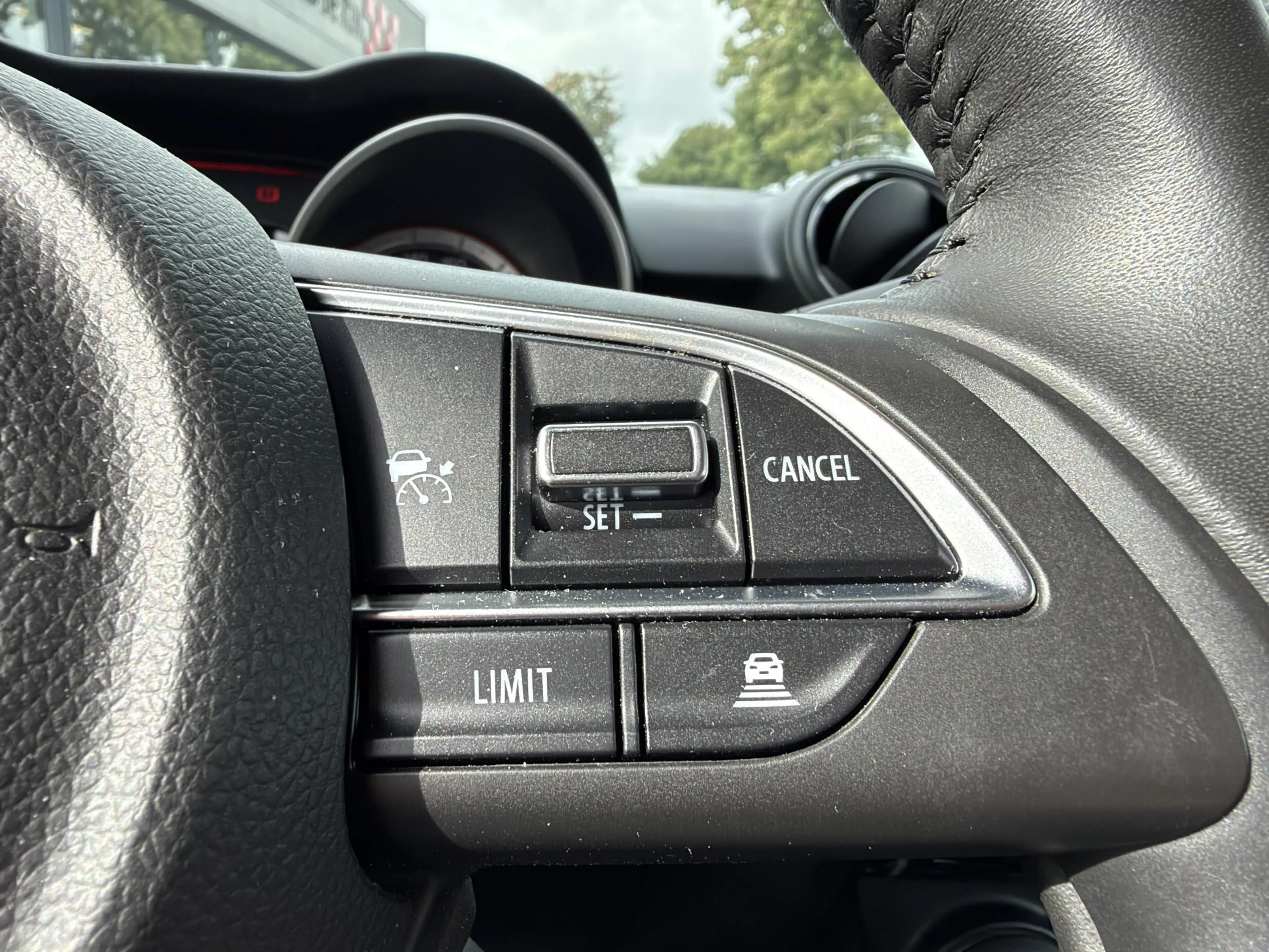Suzuki Swift 1.2 Style Smart Hybrid — photo 12