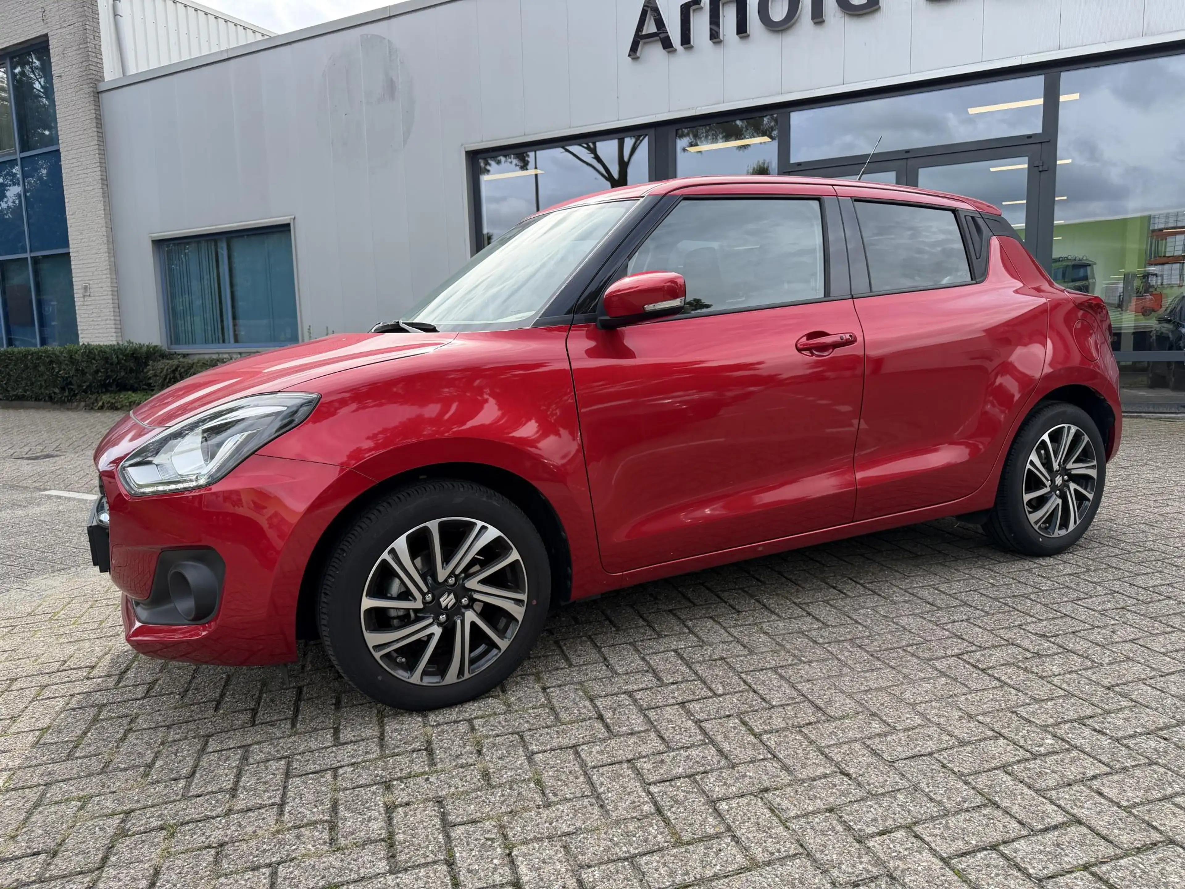 Suzuki Swift 1.2 Style Smart Hybrid — photo 2