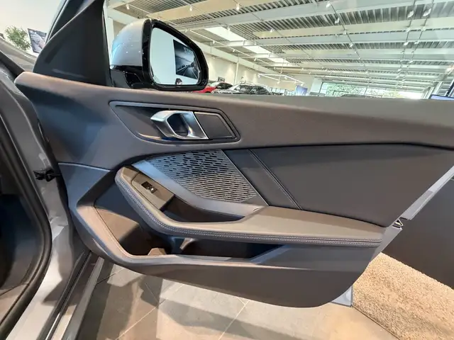 BMW 1 Series view 15