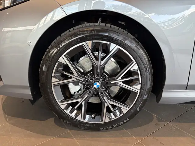 BMW 1 Series view 6