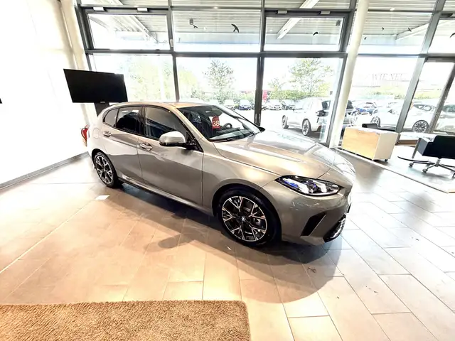 BMW 1 Series view 13