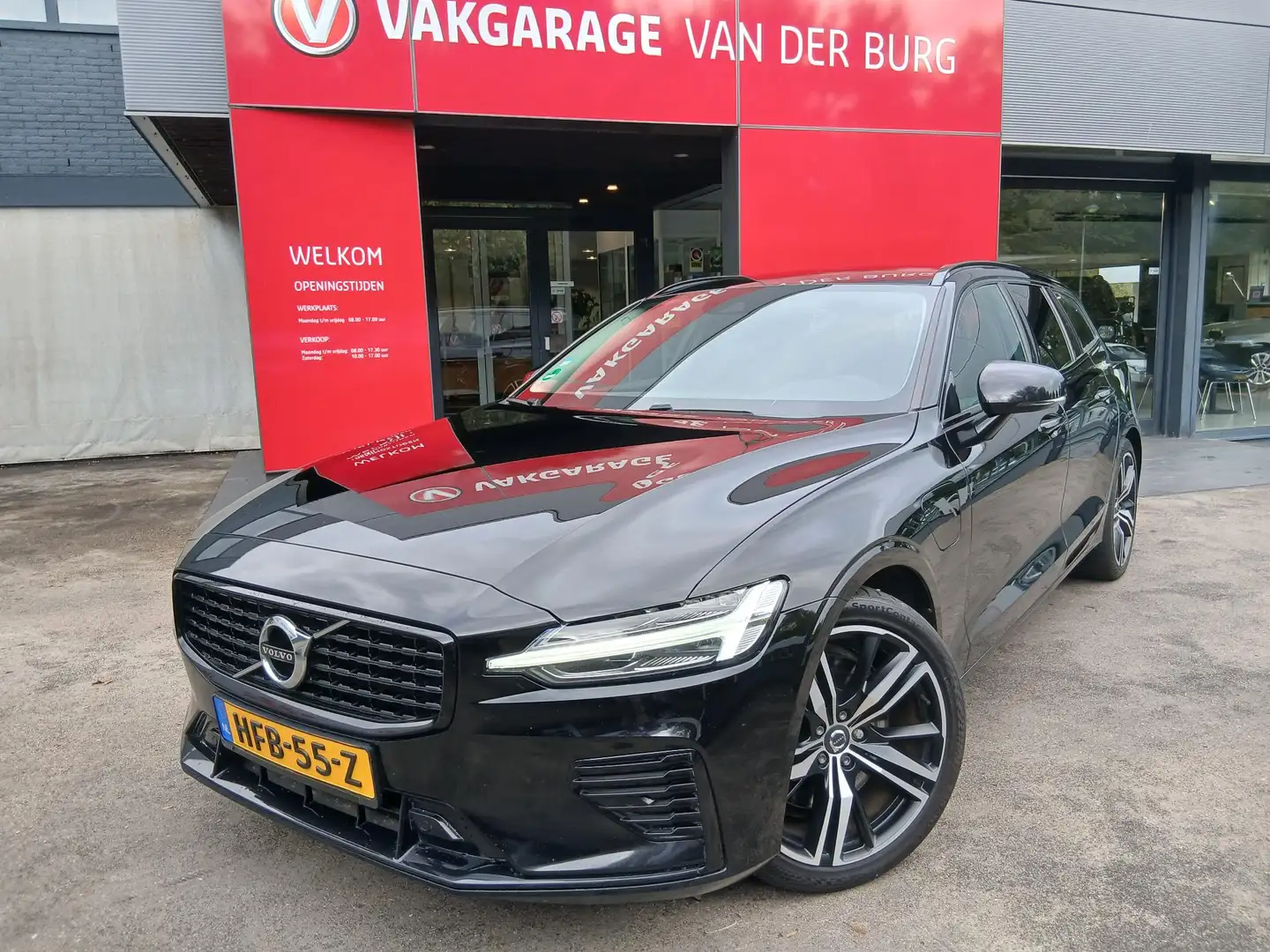 Volvo V60 2.0 T8 Recharge AWD Business Pro Zwart - 2