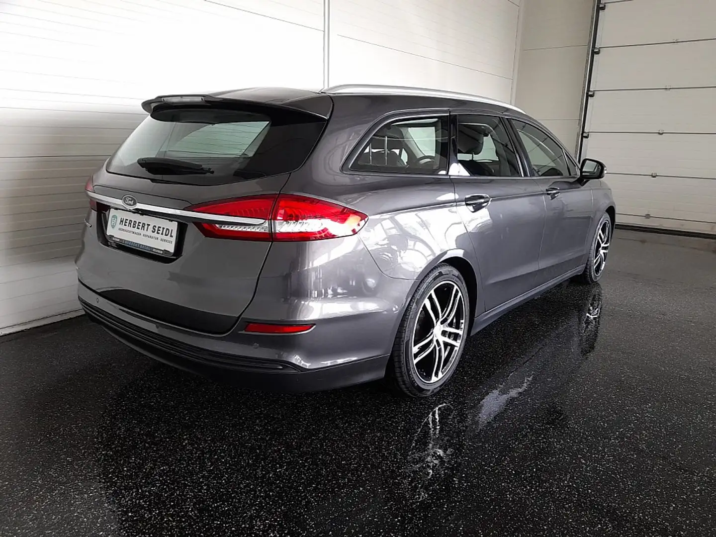 Ford Mondeo Turnier Business Plus 2,0 TDCi Aut. *LED / NAVI... Grau - 2