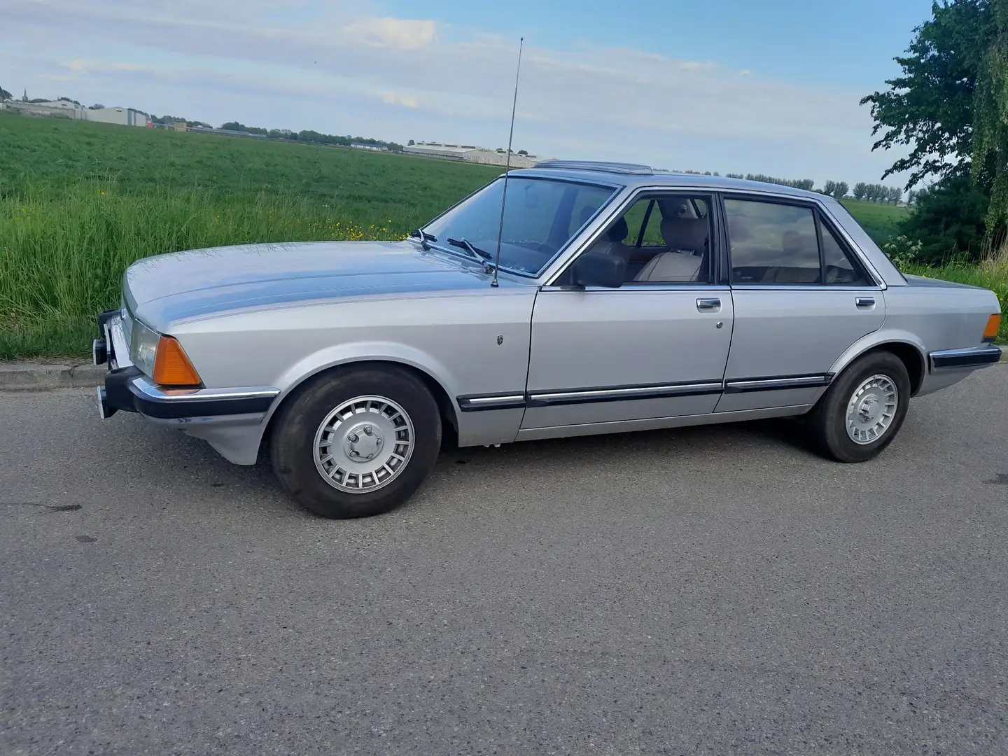 Ford Granada ghia Šedá - 1