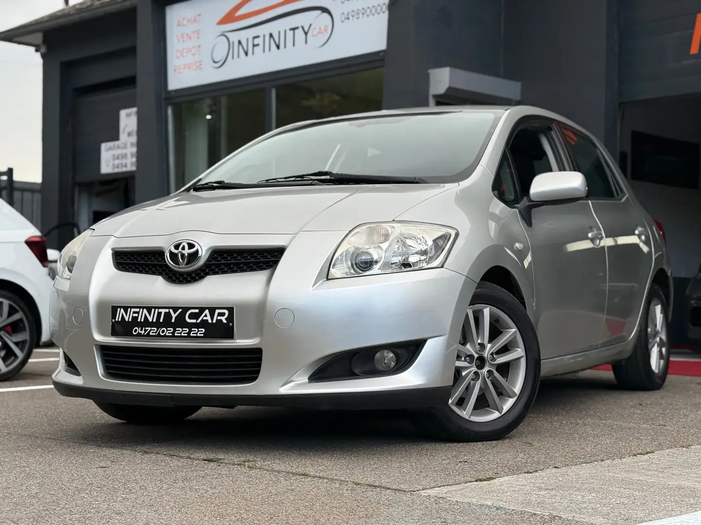 Toyota Auris 1.4i VVT-i Linea Luna Grijs - 2