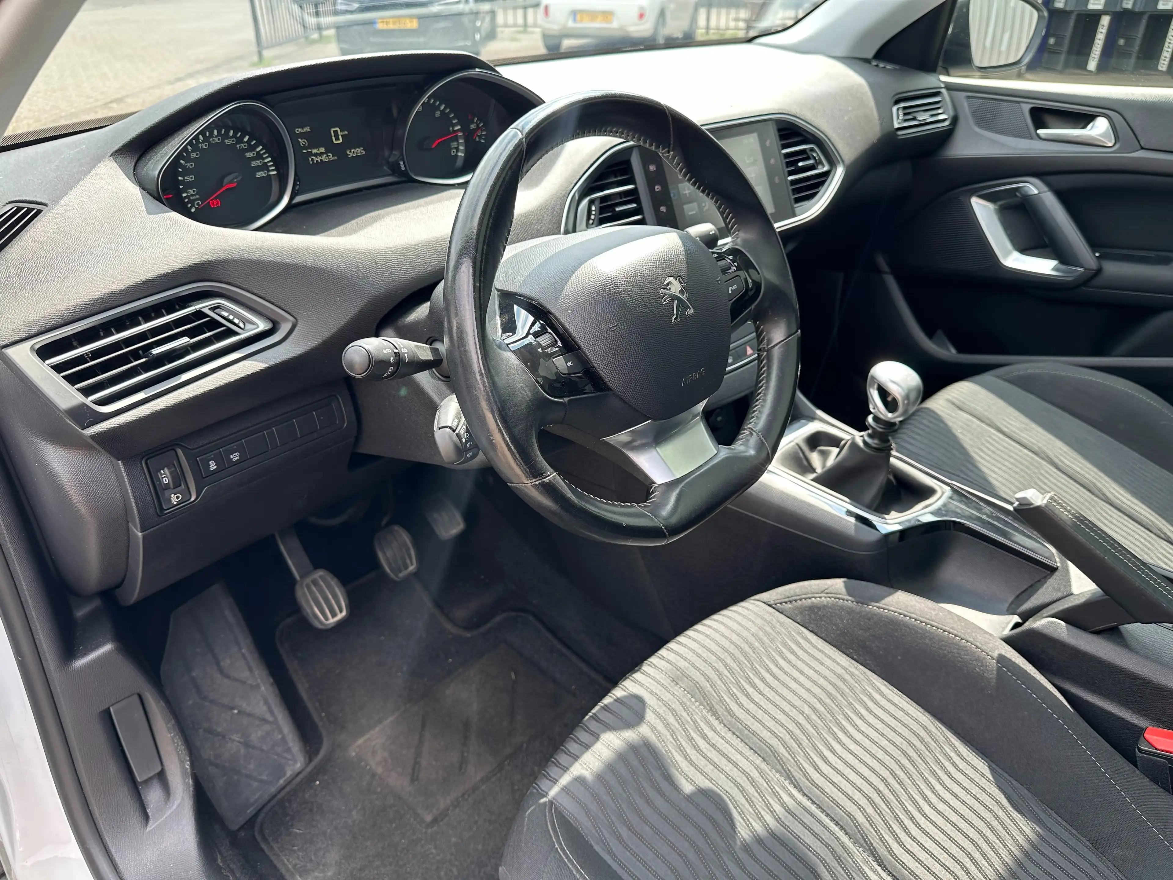 Peugeot 308 1.6 BlueHDI B. L. Ex — photo 10