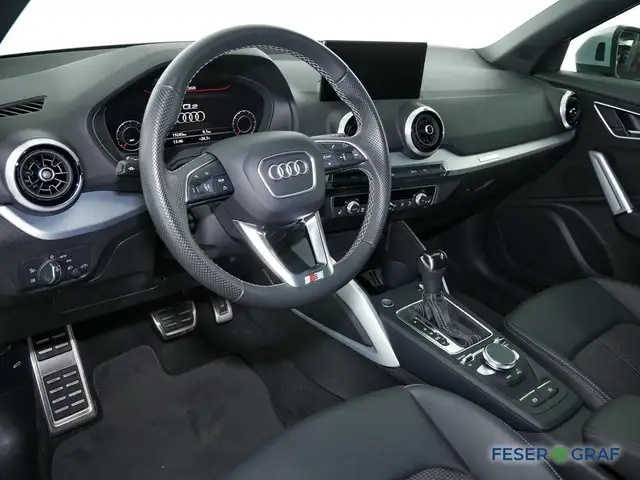 Audi Q2 view 8