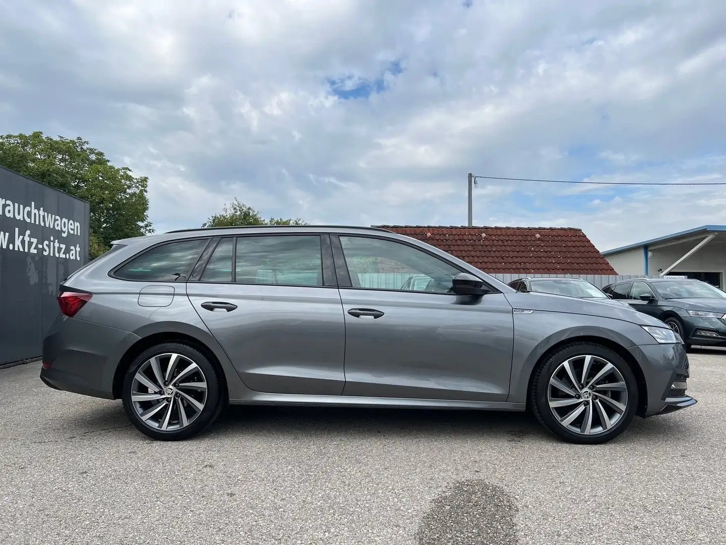 Skoda Octavia Combi 2,0 TDI Sportline DSG | NP: €49.300 Grau - 2