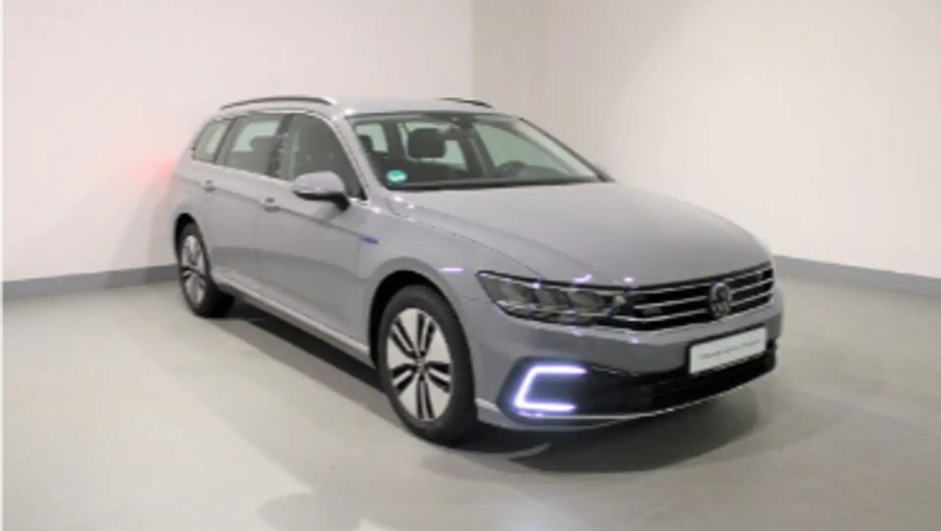 Volkswagen Passat Familiar Automático de 5 Puertas Gris - 2