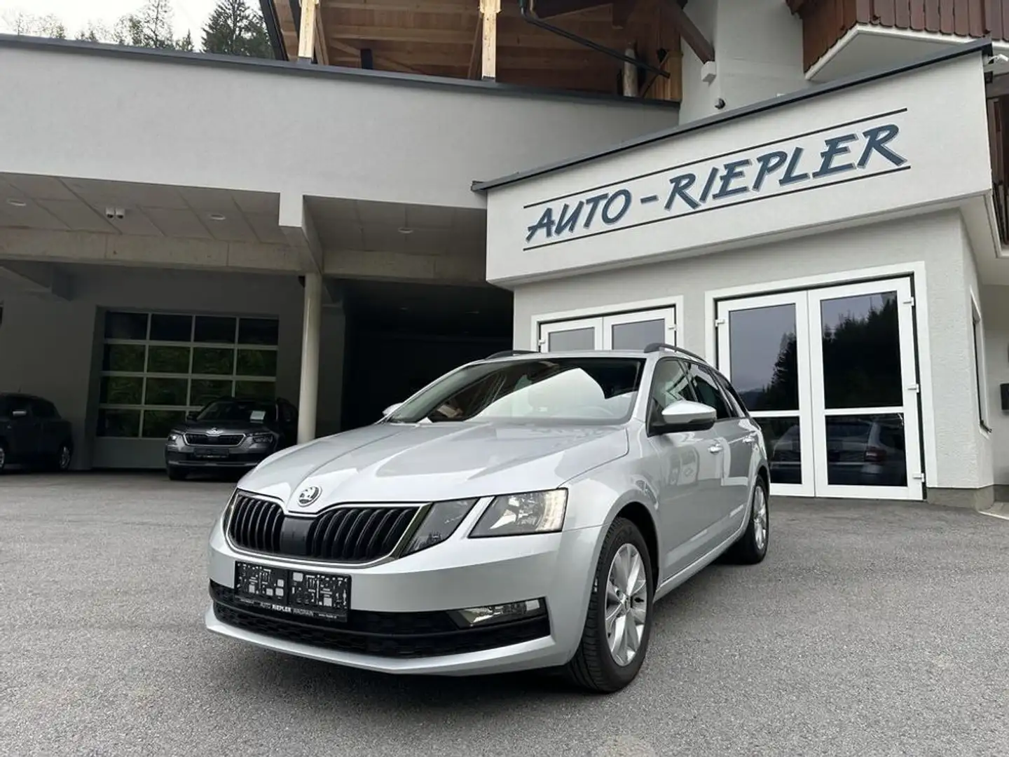 Skoda Octavia Combi Ambition 1,6 TDI Silber - 1