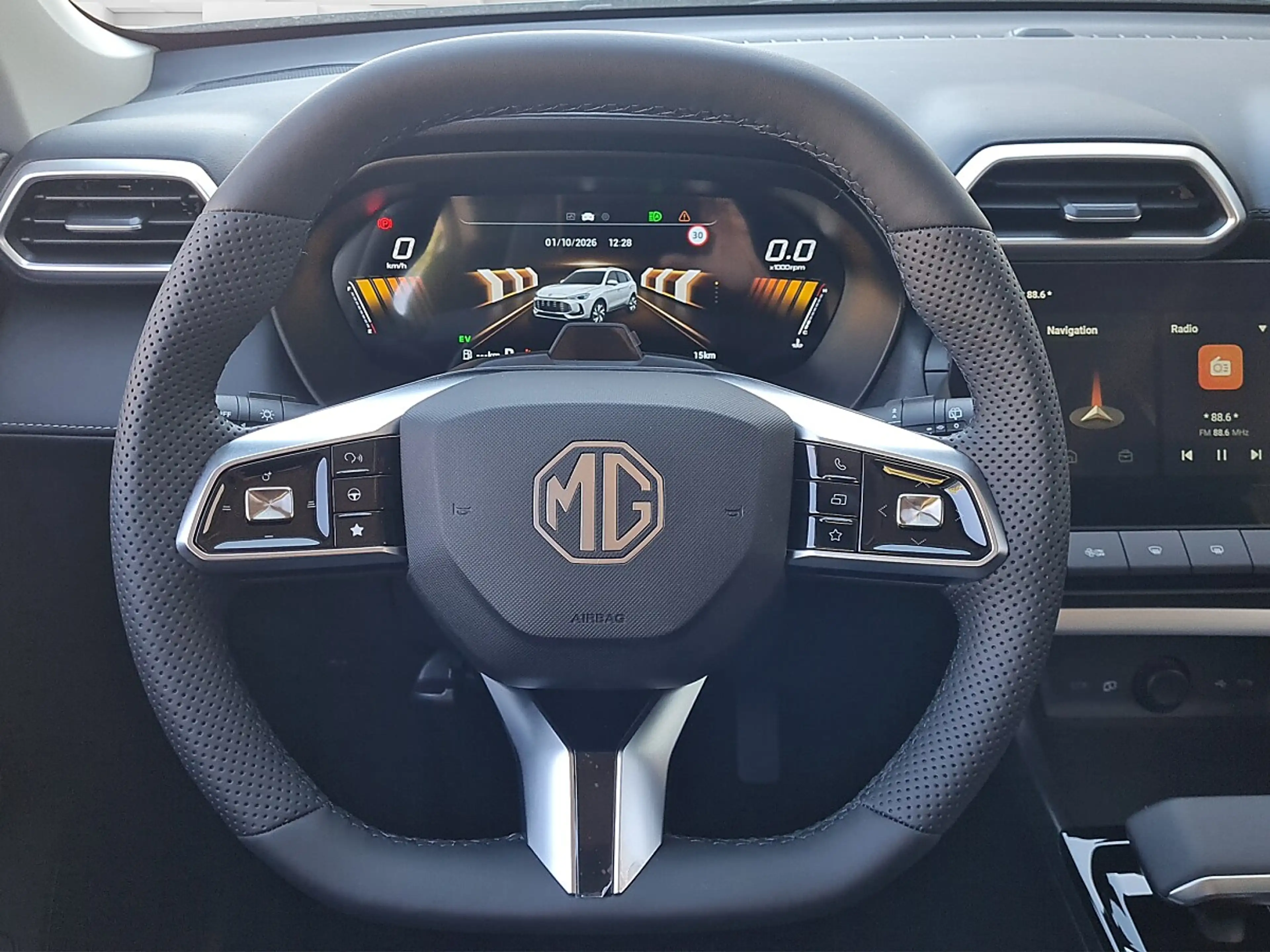 MG ZS 1.5 Hybrid+ Luxury — photo 11
