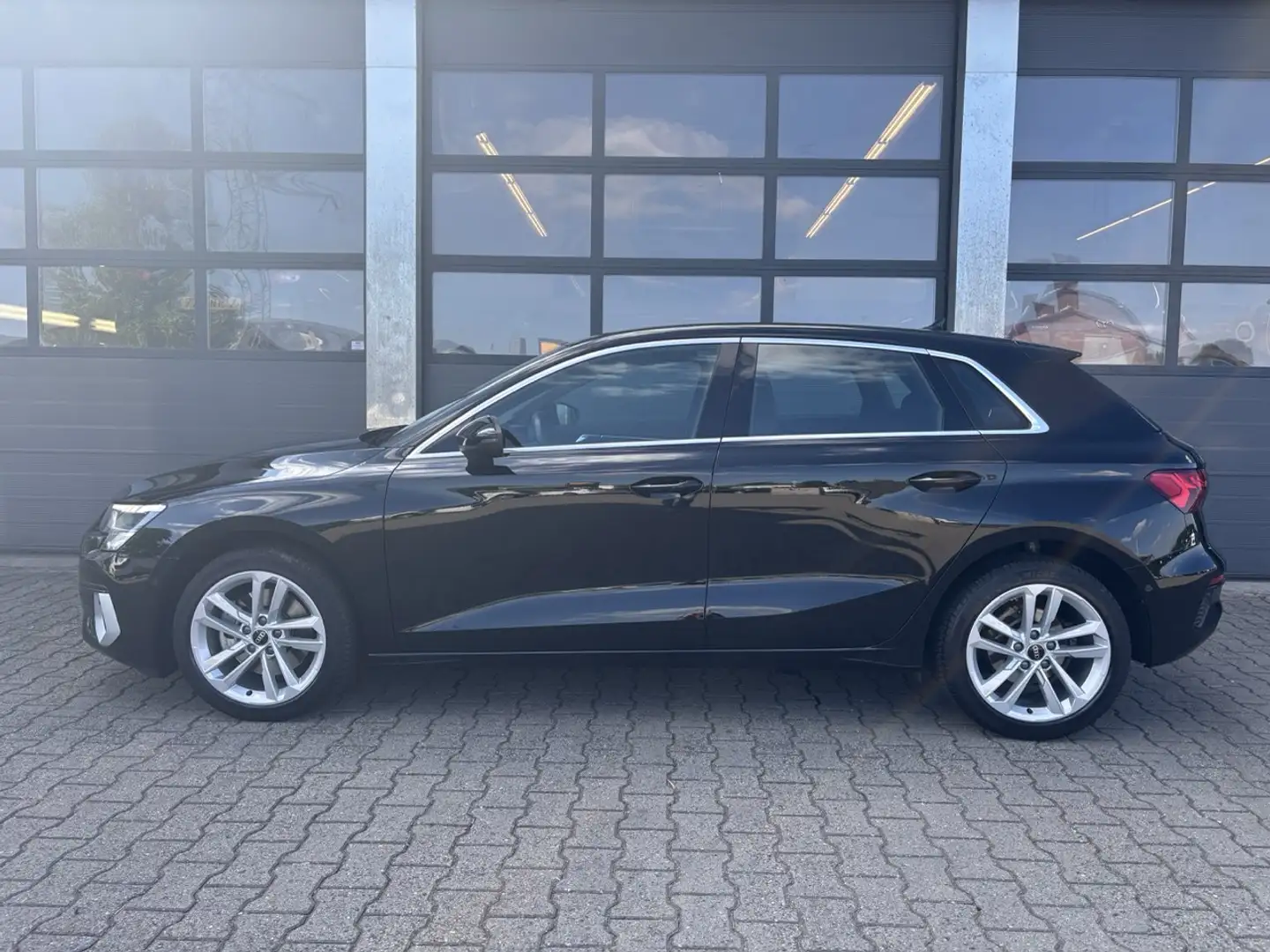 Audi A3 Sportback 30 TFSI 110pk Business Edition Automaat Zwart - 2