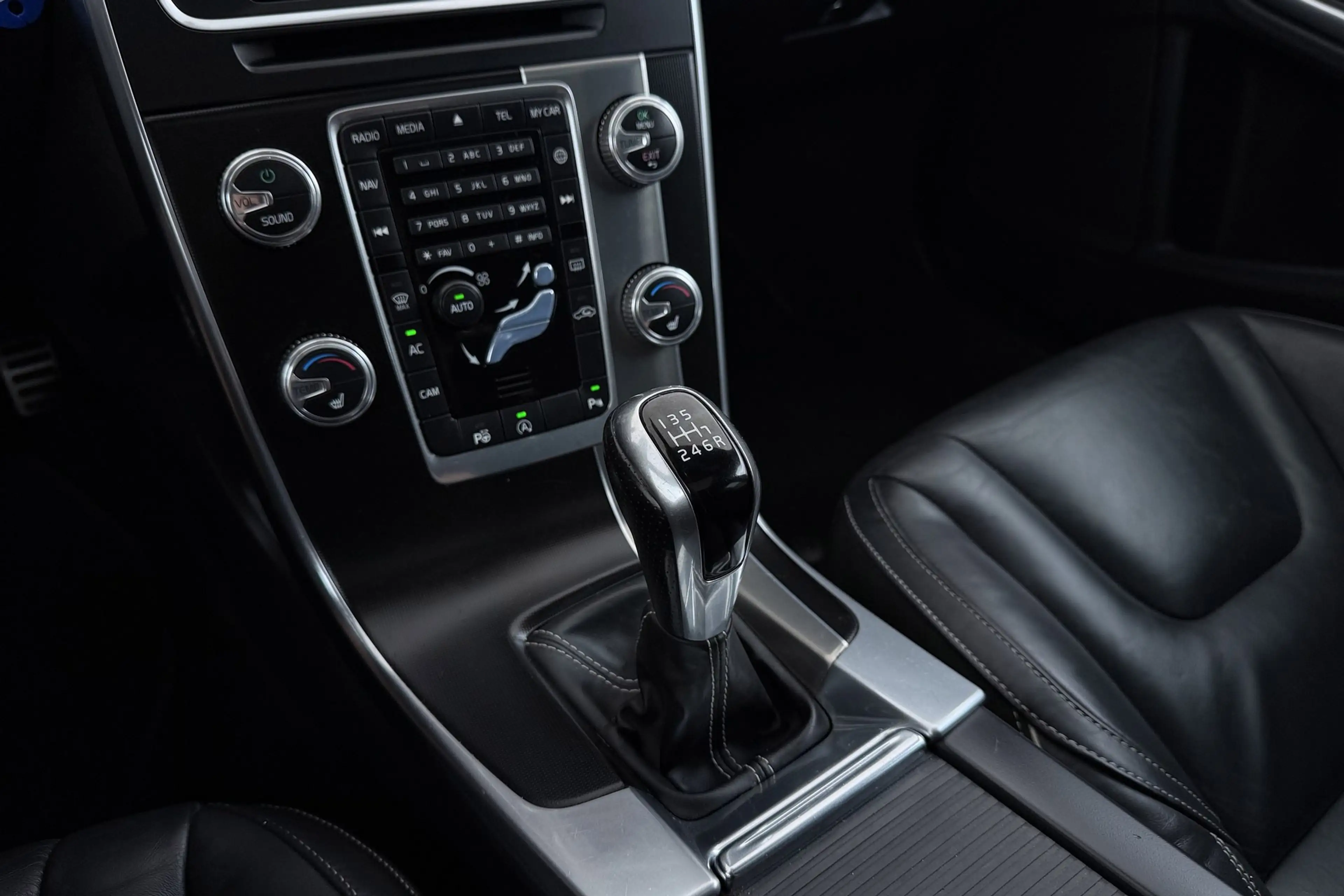 Volvo V60 2.0 T4 Business Sport R-Design | Trekhaak | Schuif — photo 27