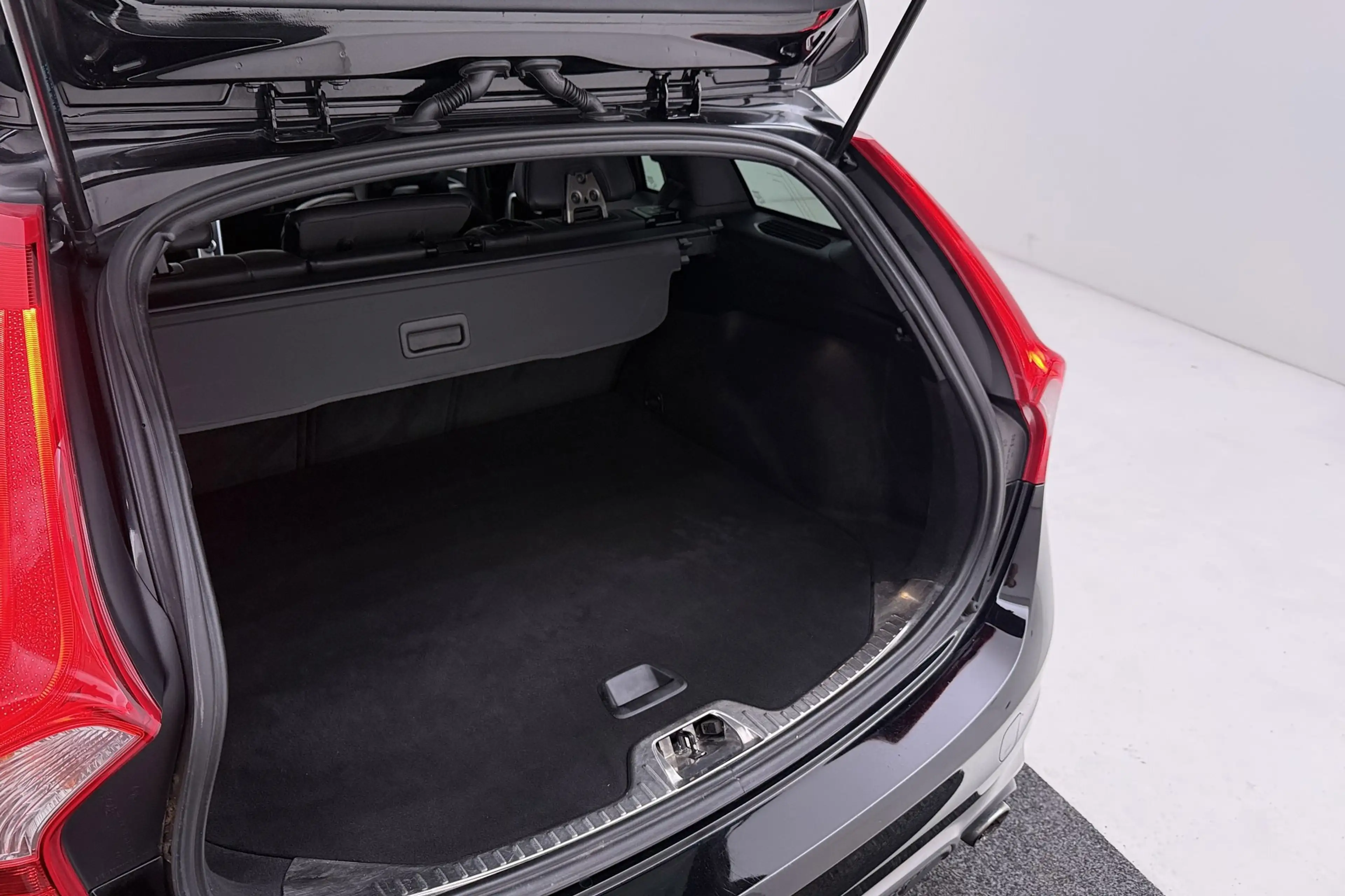 Volvo V60 2.0 T4 Business Sport R-Design | Trekhaak | Schuif — photo 39