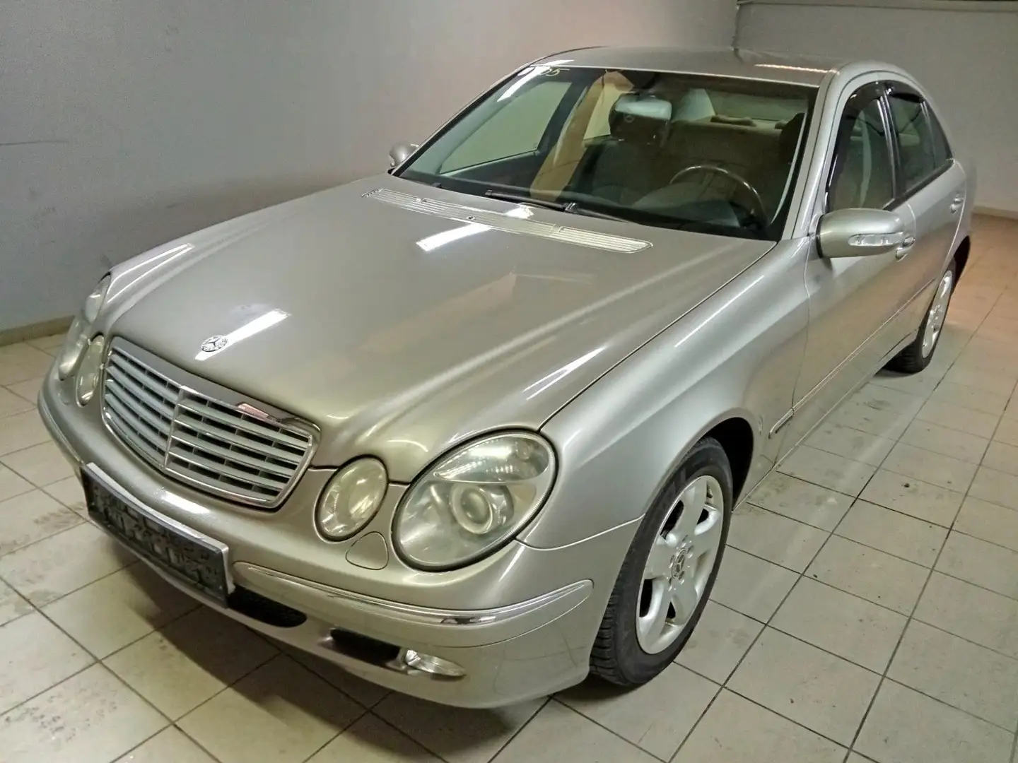 Mercedes-Benz E 200 CDI Plateado - 1
