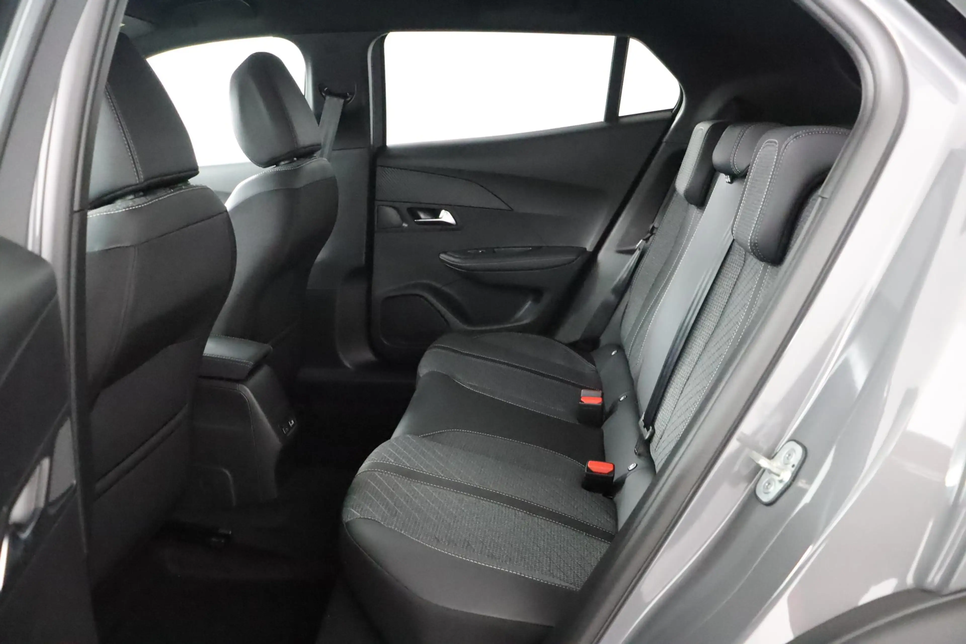 Peugeot e-2008 EV Allure Avantage 54 kWh | 406 km WLTP | Navigati — photo 6