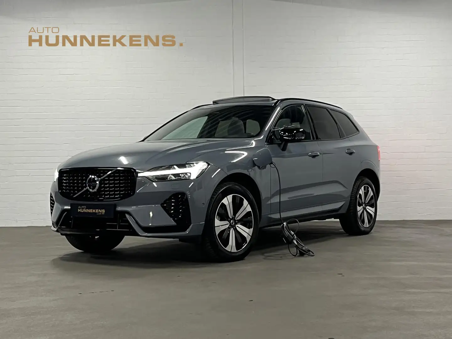 Volvo XC60 2.0 T6 Plug-in hybrid AWD Plus Dark Open dak | Har Grijs - 1