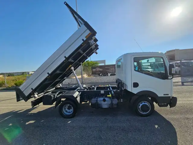 Nissan Cabstar NT400 35 130CV - RIBALTABILE TRILATERALE