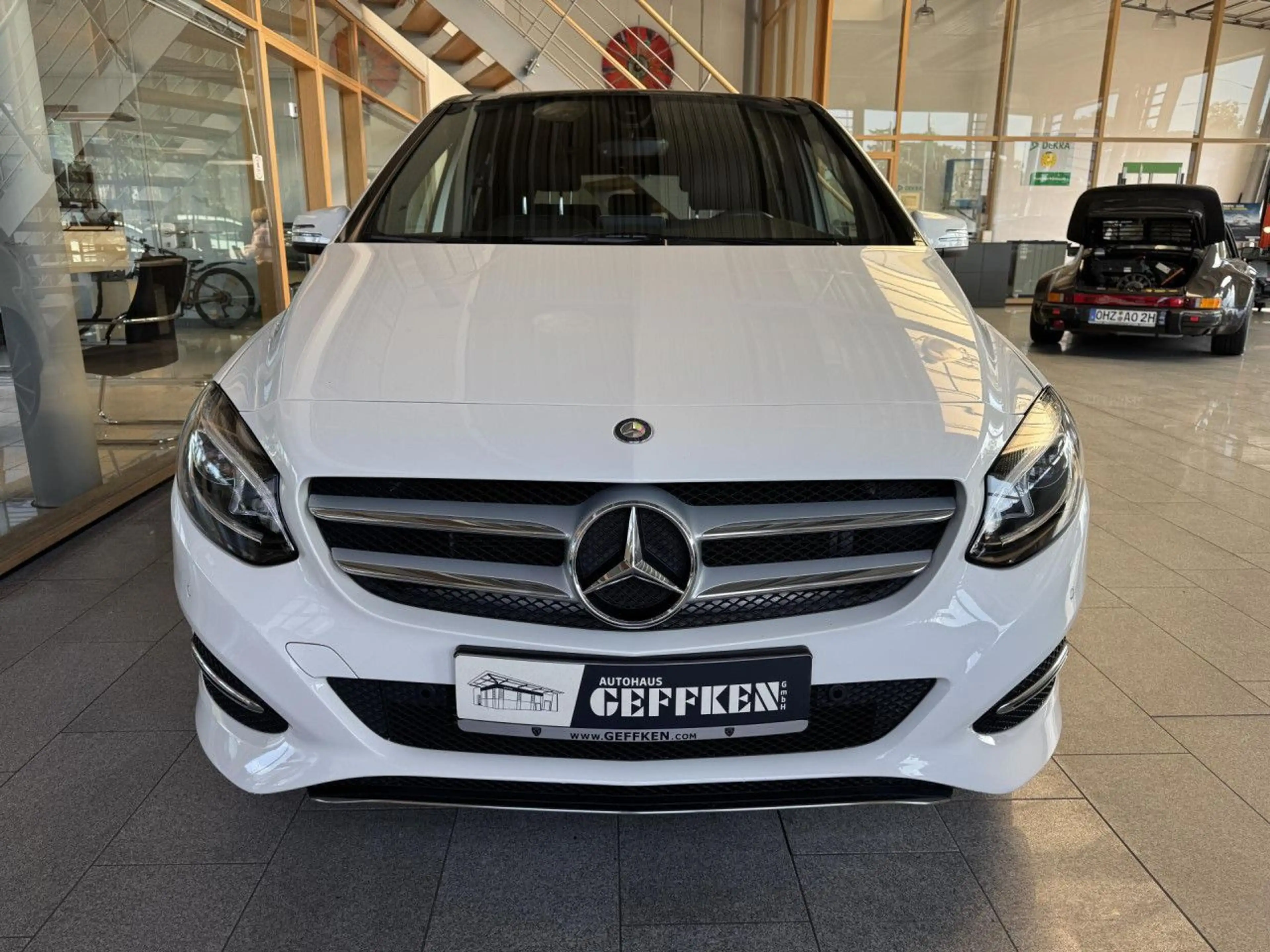 Mercedes-Benz B 180 7G-DCT Urban, Kamera, Pano, PDC! Bluetooth — photo 3