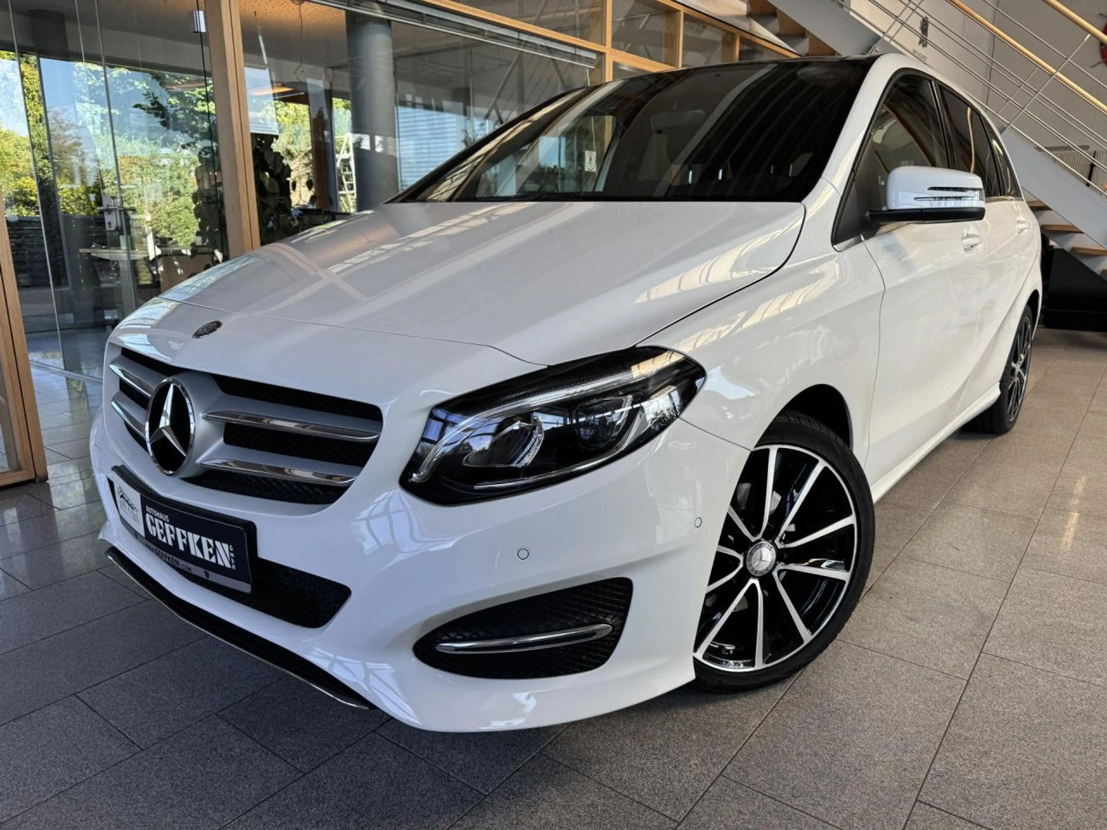 Mercedes-Benz B 180 7G-DCT Urban, Kamera, Pano, PDC! Bluetooth