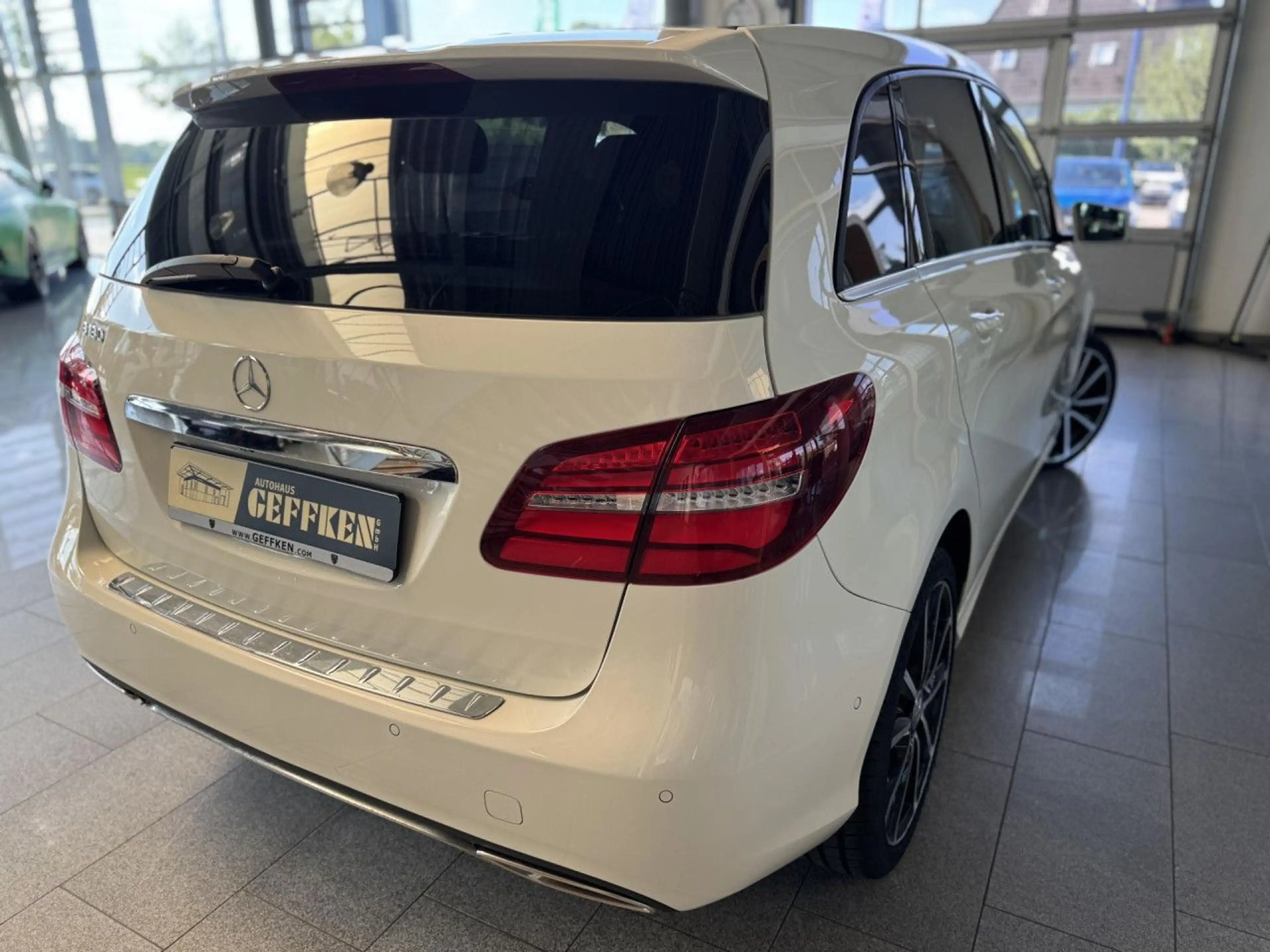 Mercedes-Benz B 180 7G-DCT Urban, Kamera, Pano, PDC! Bluetooth — photo 7