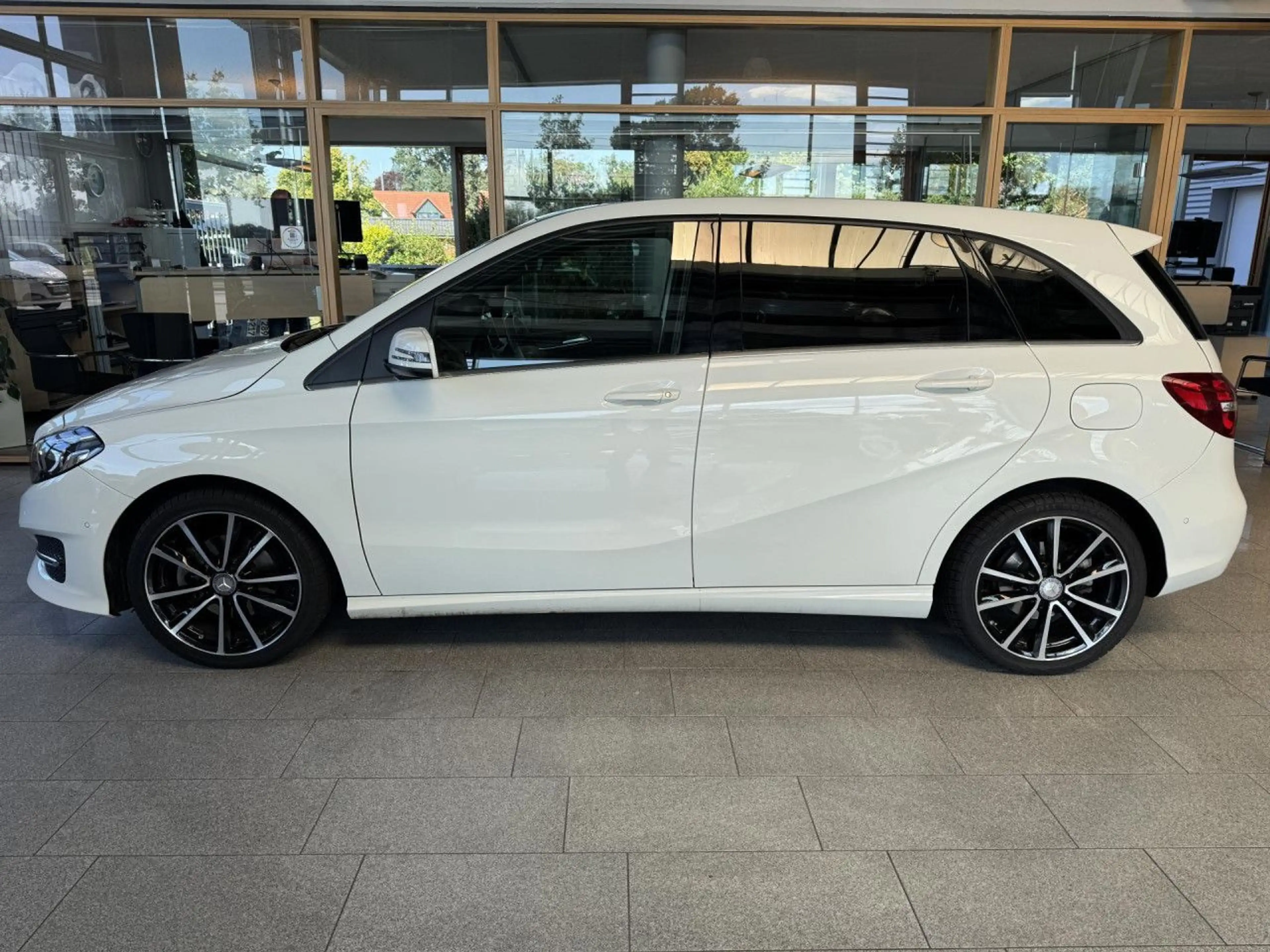 Mercedes-Benz B 180 7G-DCT Urban, Kamera, Pano, PDC! Bluetooth — photo 4