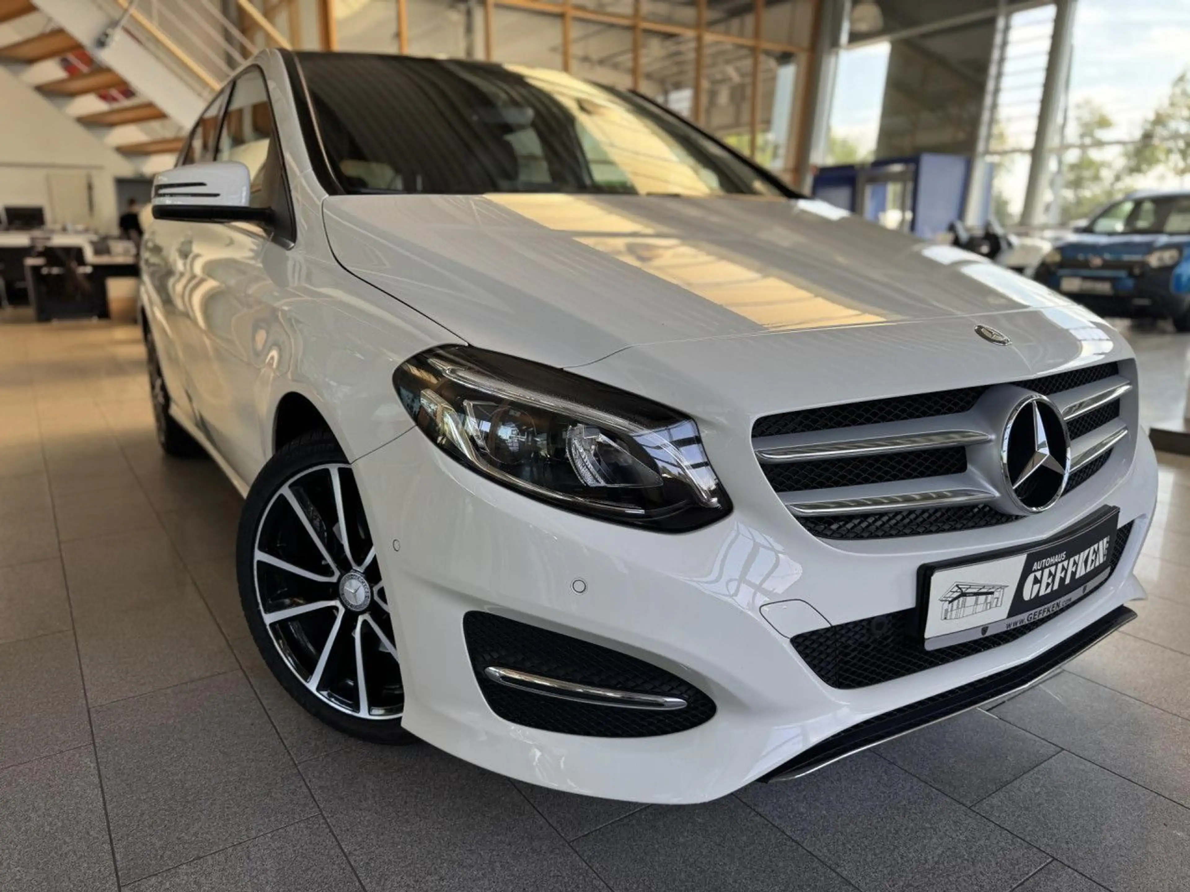 Mercedes-Benz B 180 7G-DCT Urban, Kamera, Pano, PDC! Bluetooth — photo 2
